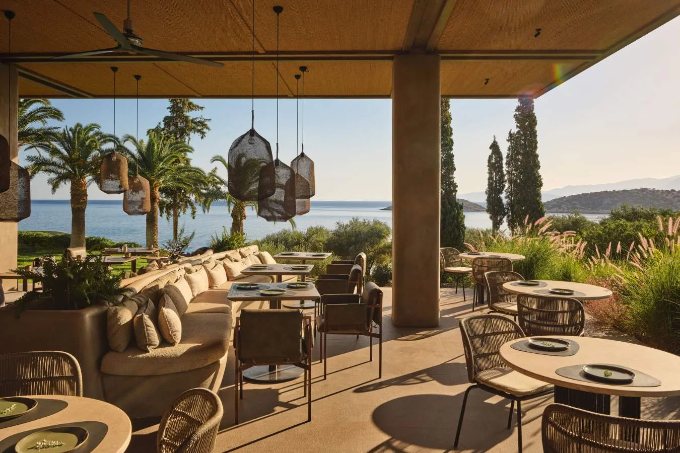 Restaurant Mom mit gedeckten Tischen und offener Front zum Wasser
