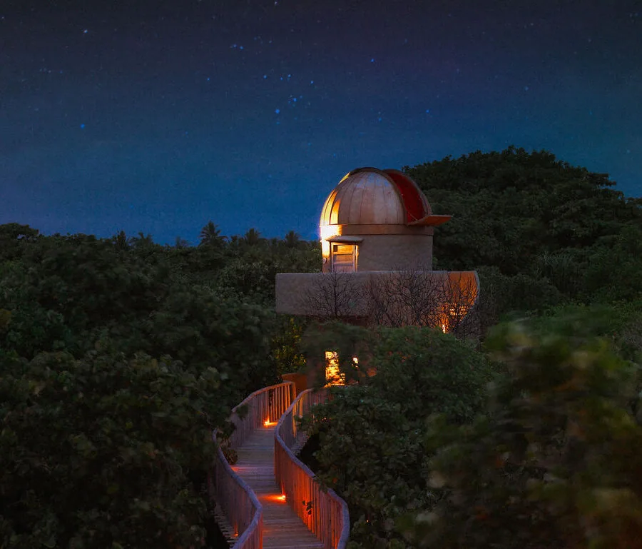 Observatorium von Soneva Fushi in der Dämmerung