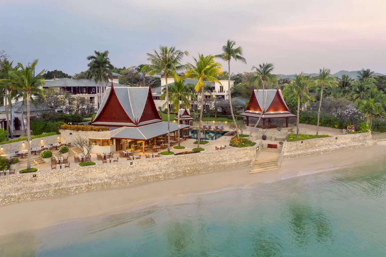 Chiva-Som am Golf von Thailand: Pavillons mit rotem Dach über dem Strand im Abendlicht