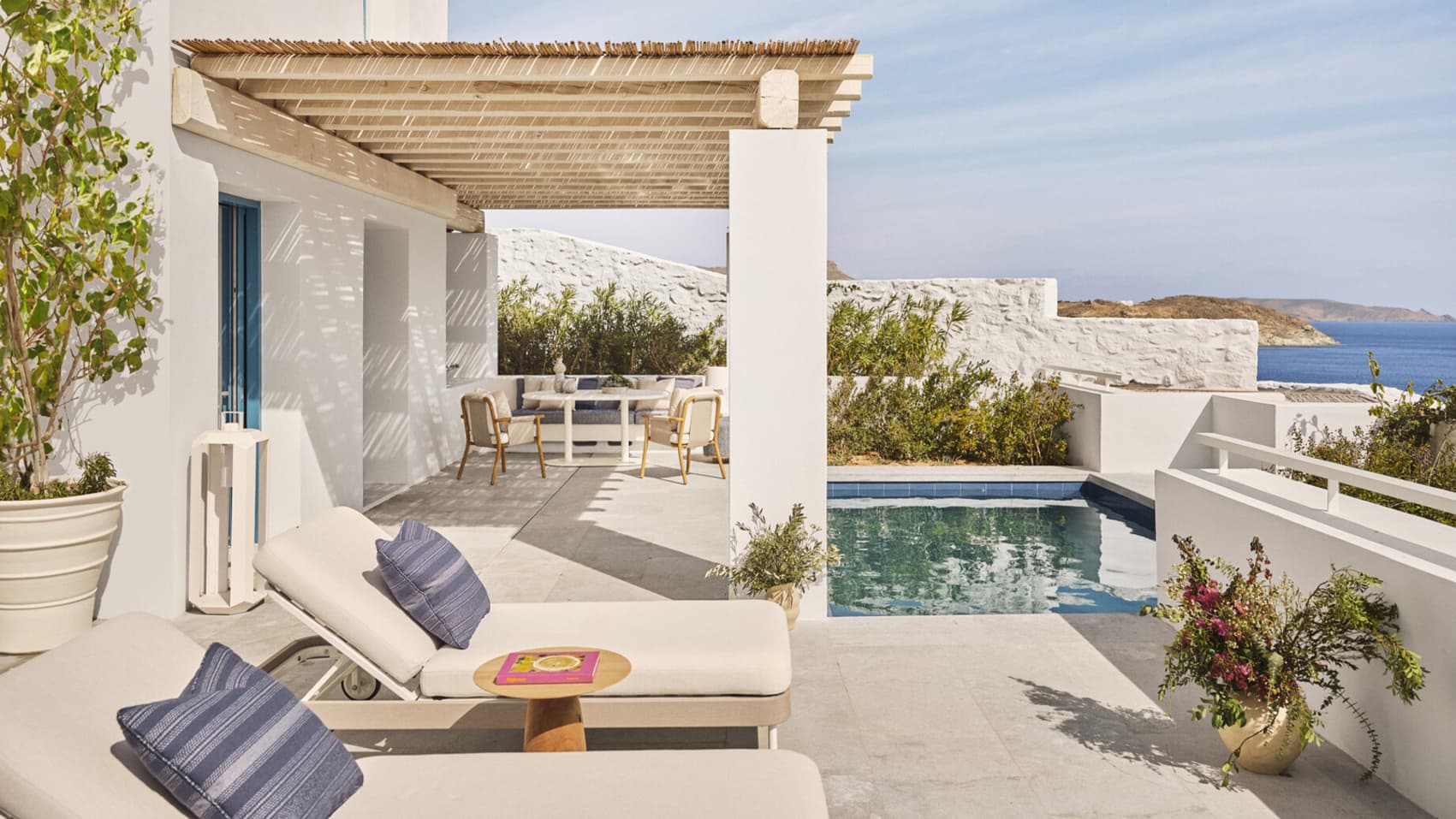 Private Terrasse mit Tauchpool, Schilfpergola und Blick über die Kykladenküste