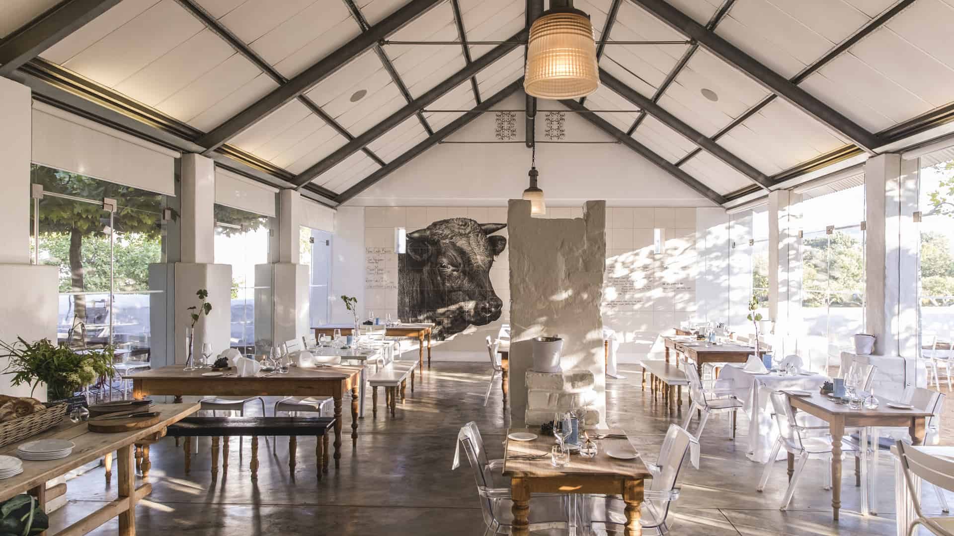Restaurant Babel im umgebauten Kuhstall mit Holztischen und Tageslicht