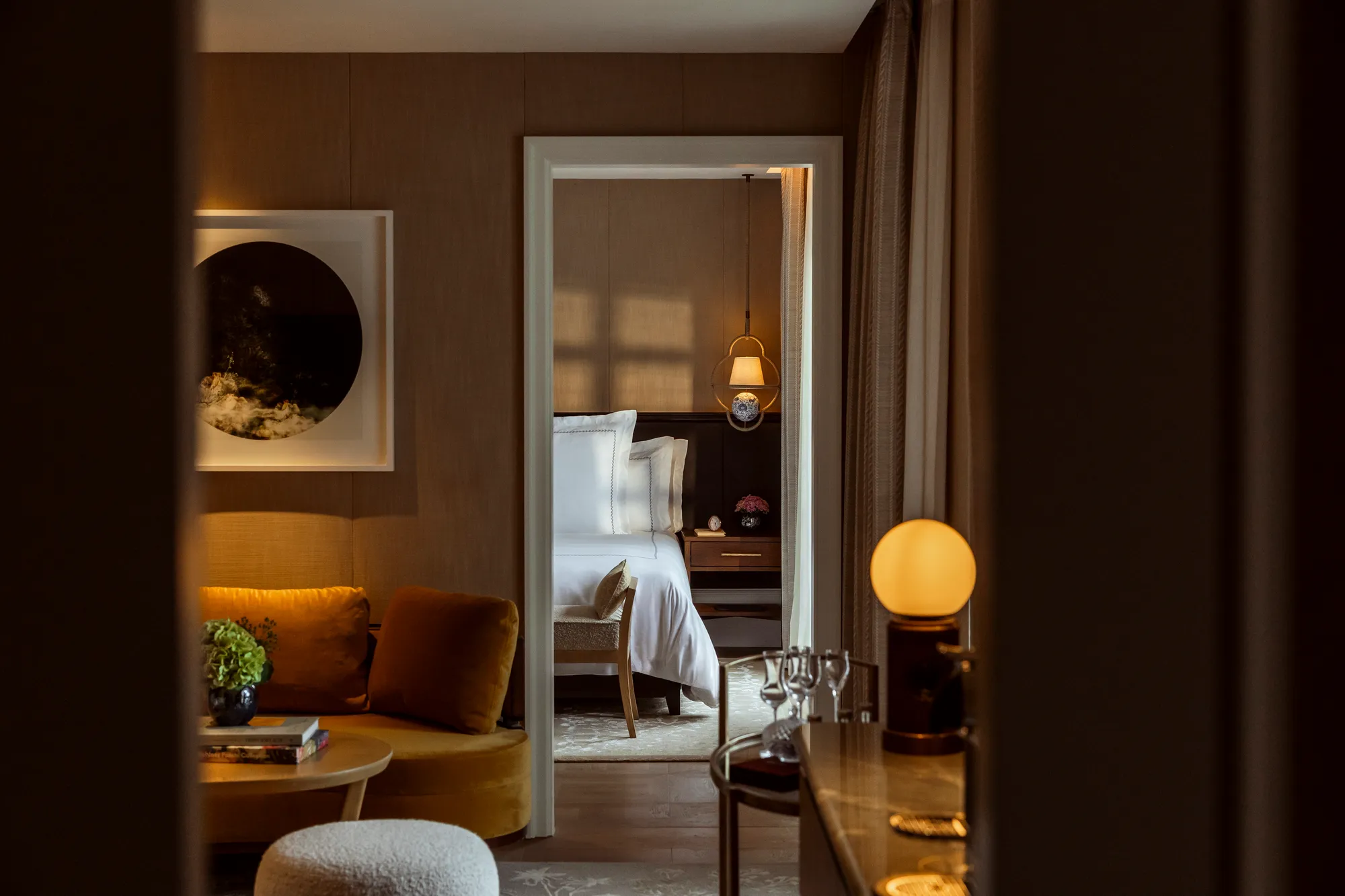 Blick aus dem Wohnraum einer Zwei-Schlafzimmer-Lakeview-Suite im Rosewood Schloss Fuschl in das angrenzende Schlafzimmer