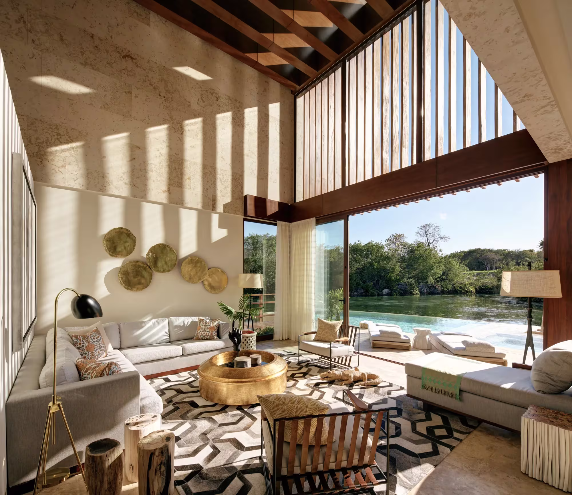 Wohnbereich der Coral Three-Bedroom Villa im Rosewood Mayakoba mit Blick über die Lagune