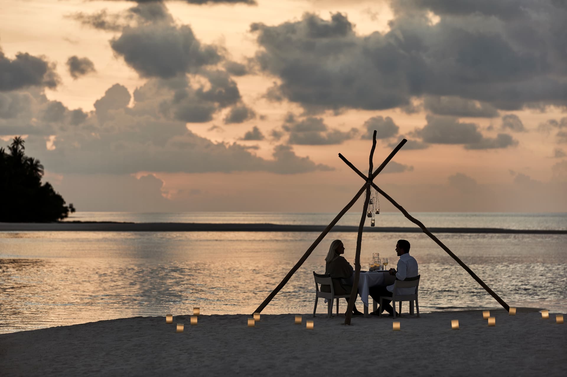 Dinner zu zweit am Strand bei Sonnenuntergang