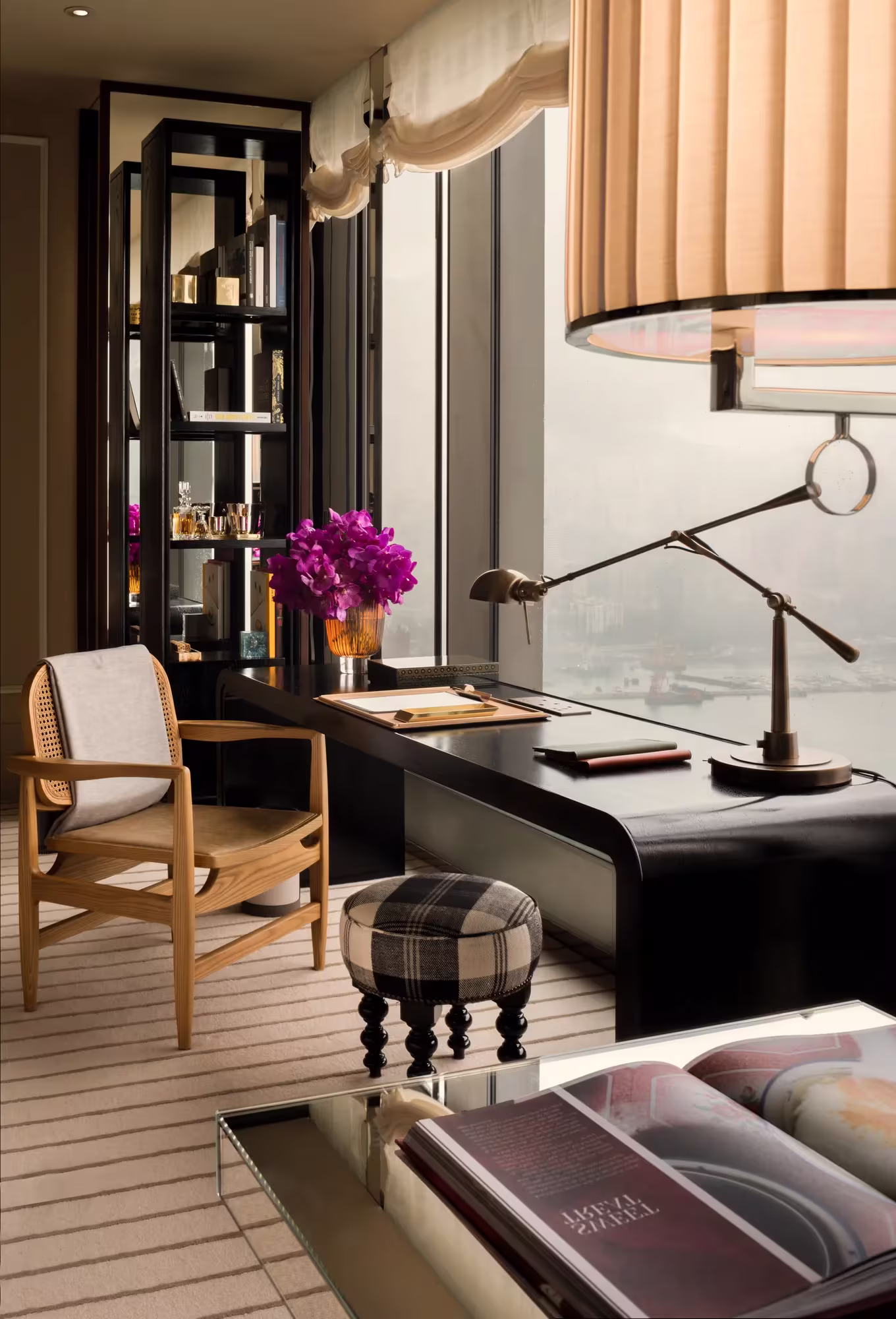Arbeitsplatz in einer Studio-Residence im Rosewood Hong Kong mit hölzernem Schreibtisch am Tageslichtfenster