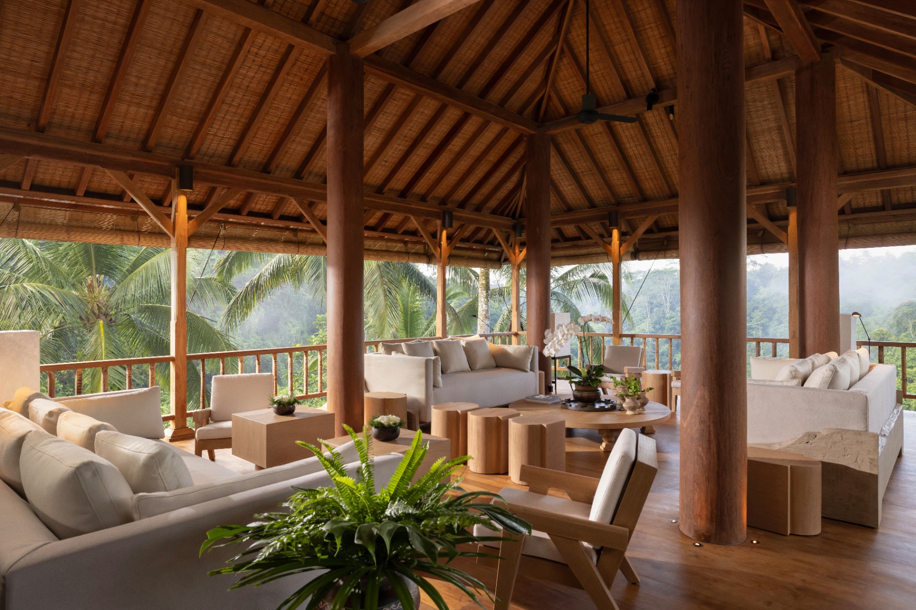Offener Wohnpavillon der Wanakasa Residence mit hellen Sofas
