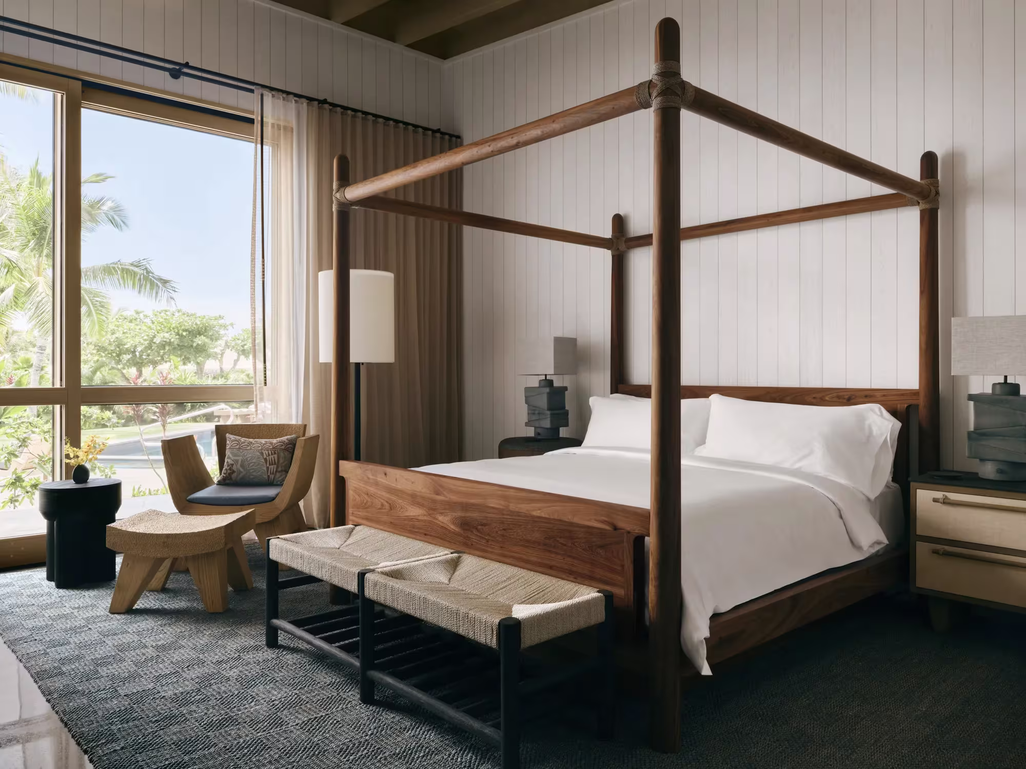 Schlafzimmer der Ohana Suite im Rosewood Kona Village mit Kingbett und Blick auf die Terrasse