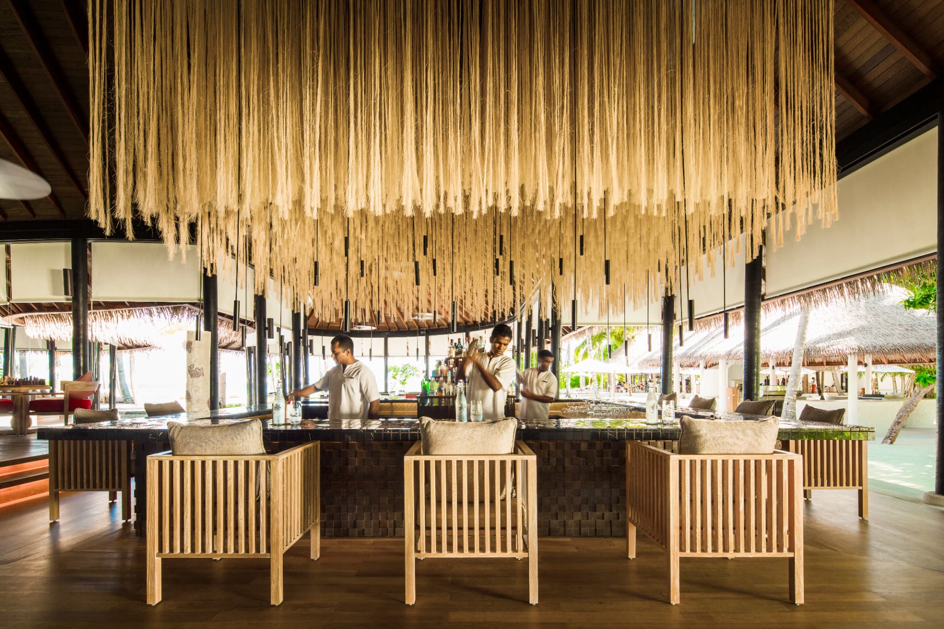Thila Bar mit Faserinstallation über dem Tresen