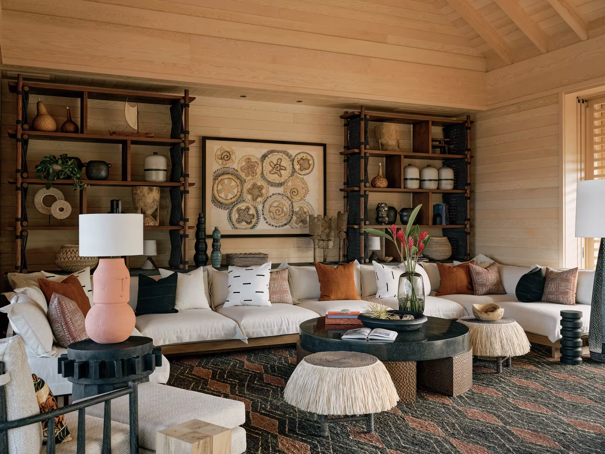 Wohnbereich der Kumukea Signature Suite im Rosewood Kona Village mit hellem Holzinterieur und offener Front zur Bucht