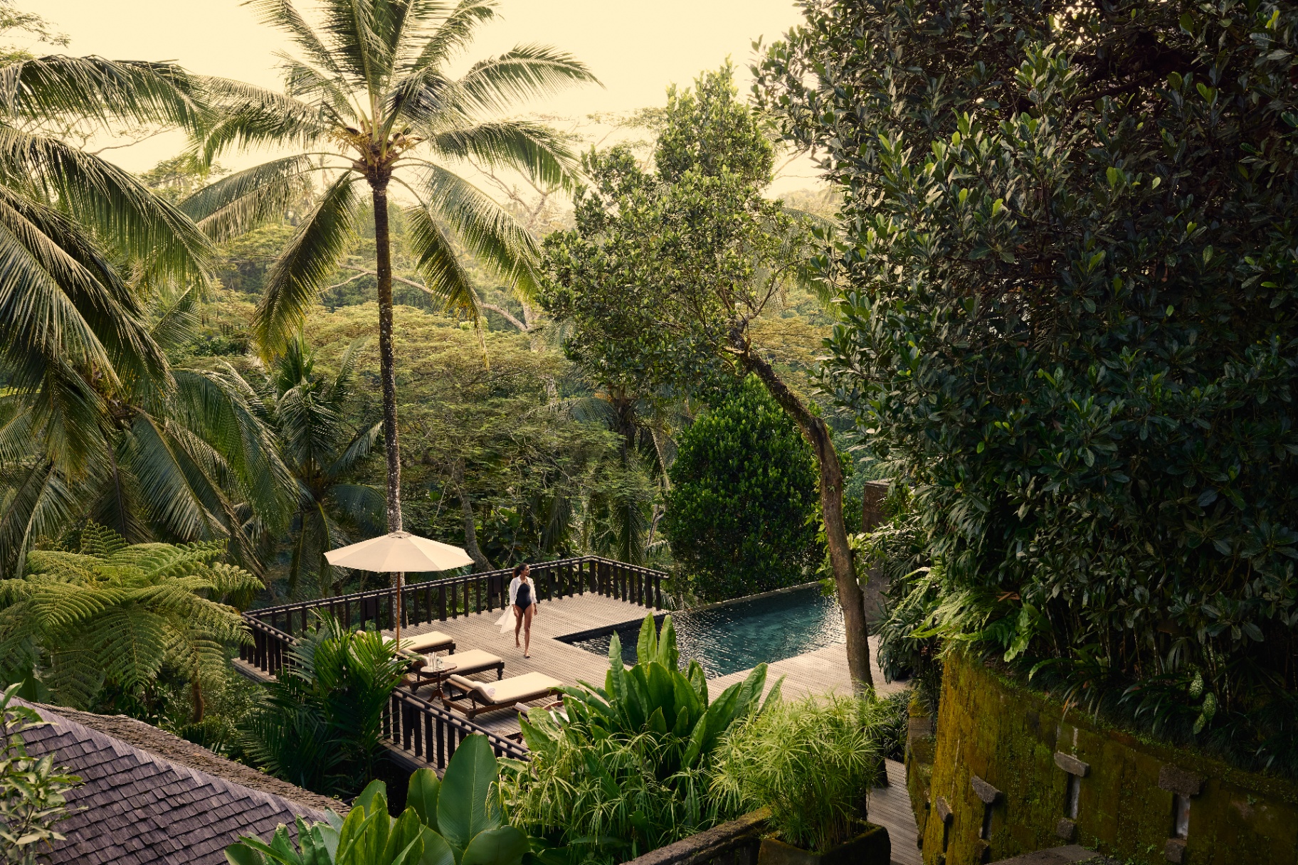 Pooldeck der Uma Bona Residence über dem Flusstal von Ubud
