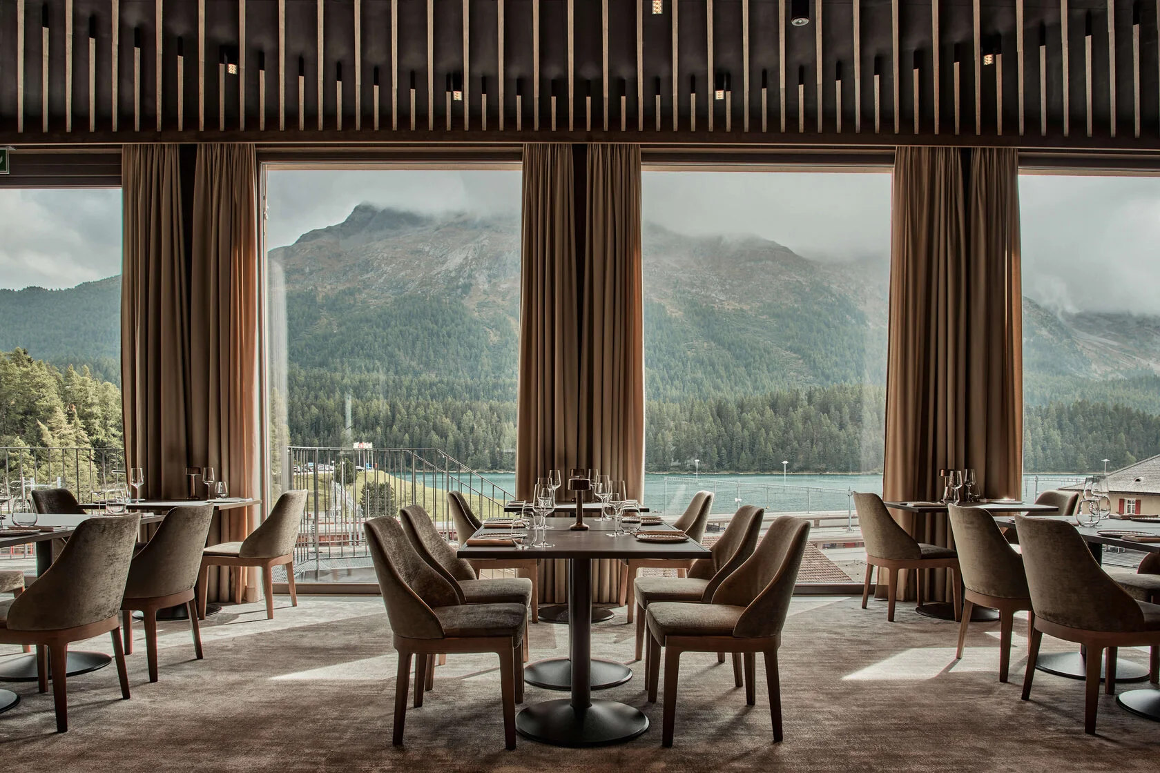 Restaurant mit raumhohen Fenstern zum See und den Bergen