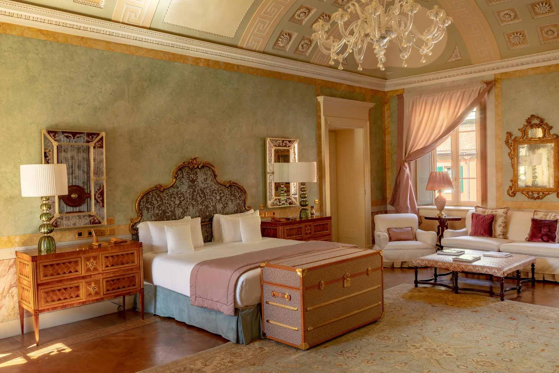Grand Room im Passalacqua mit Freskendecke, Himmelbett und Seeblick