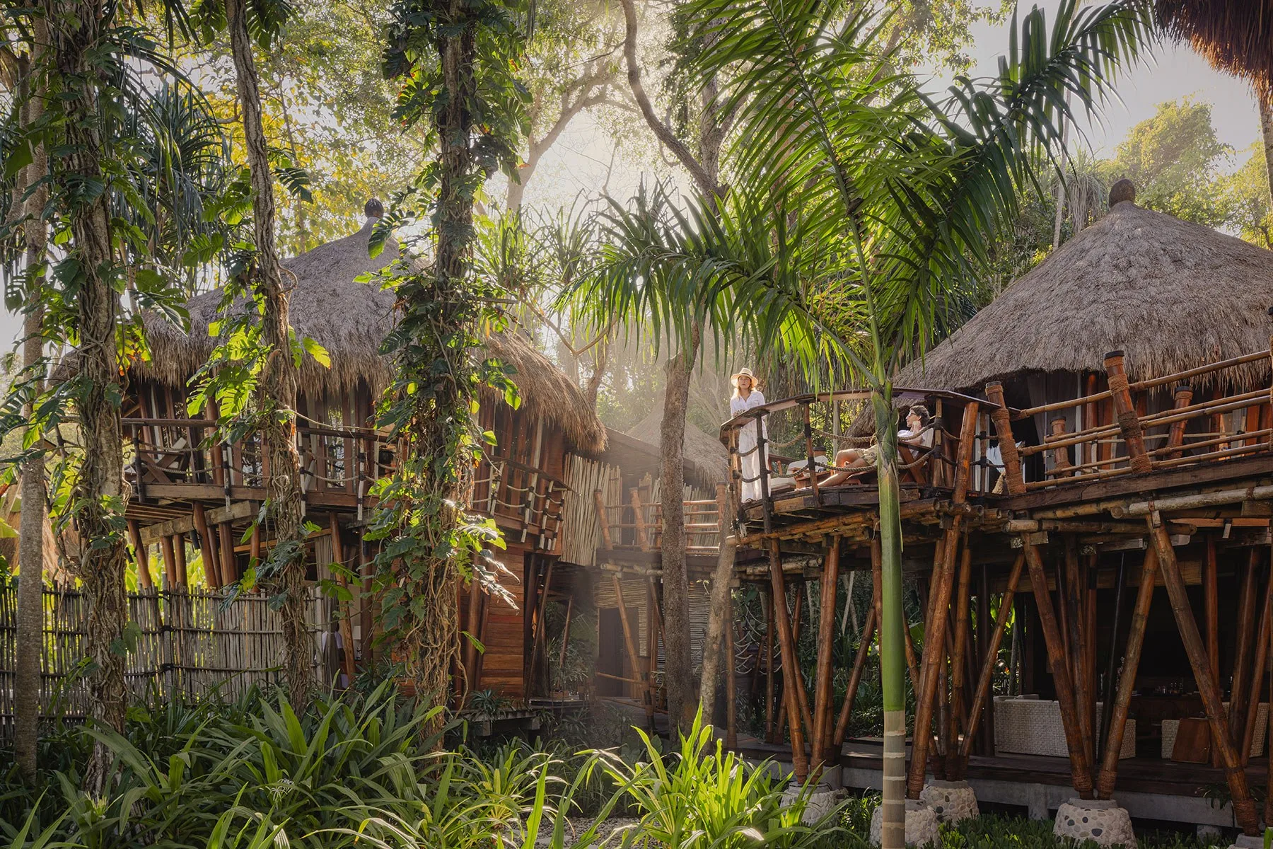 Baumhaus-Villa von NIHI Sumba im Grün über der Bucht