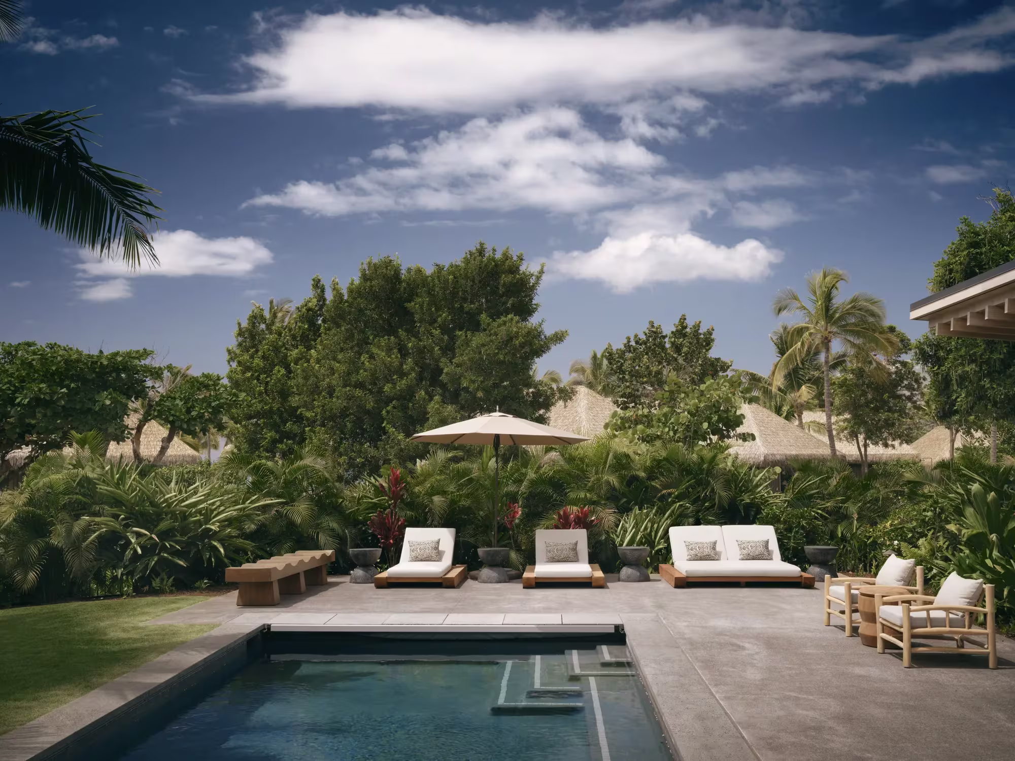 Privater Pool der Ohana Suite im Rosewood Kona Village zwischen Lavastein und Palmen