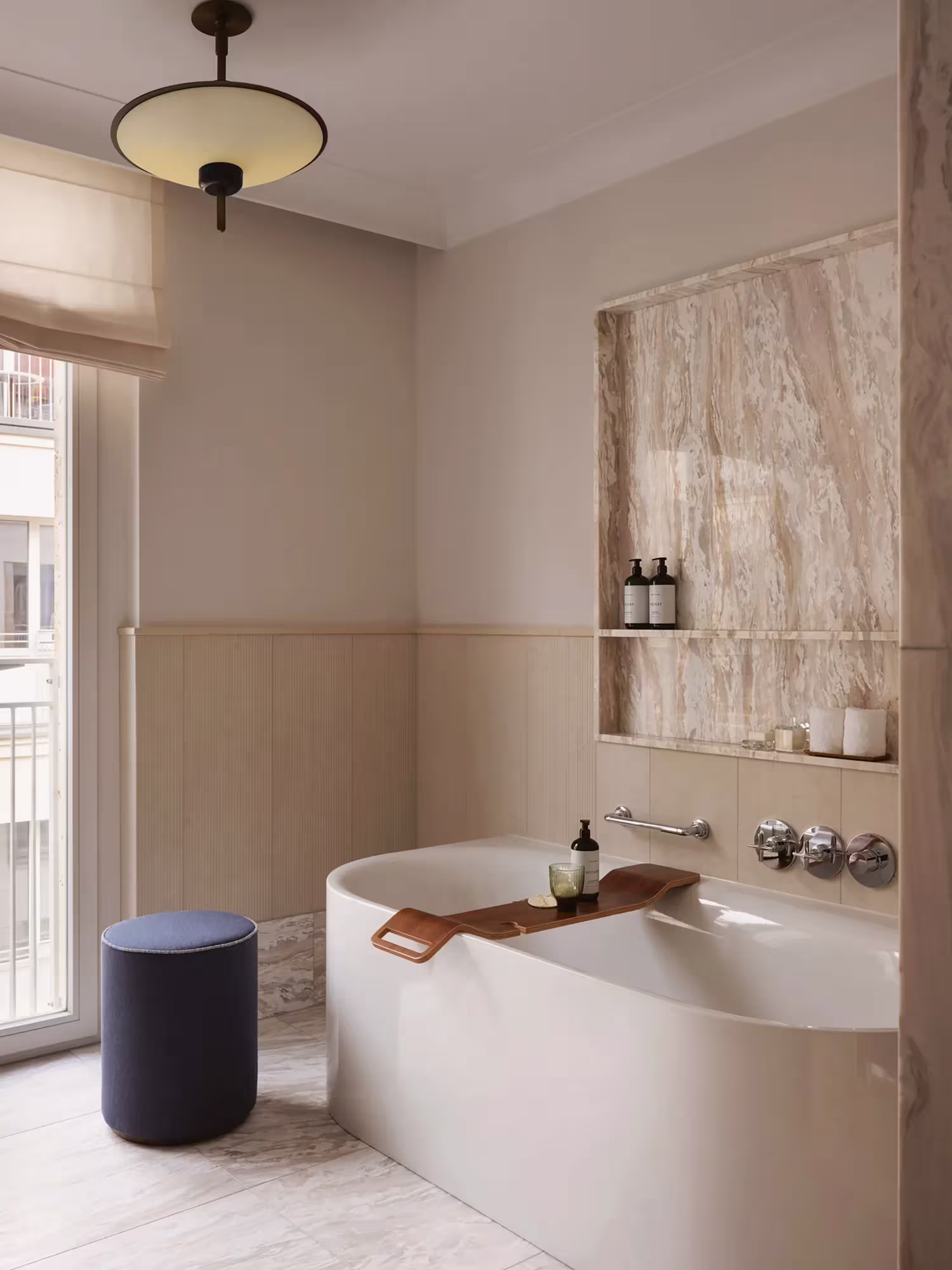 Freistehende Badewanne im Marmorbad der Grand Premier Suite im Rosewood Munich