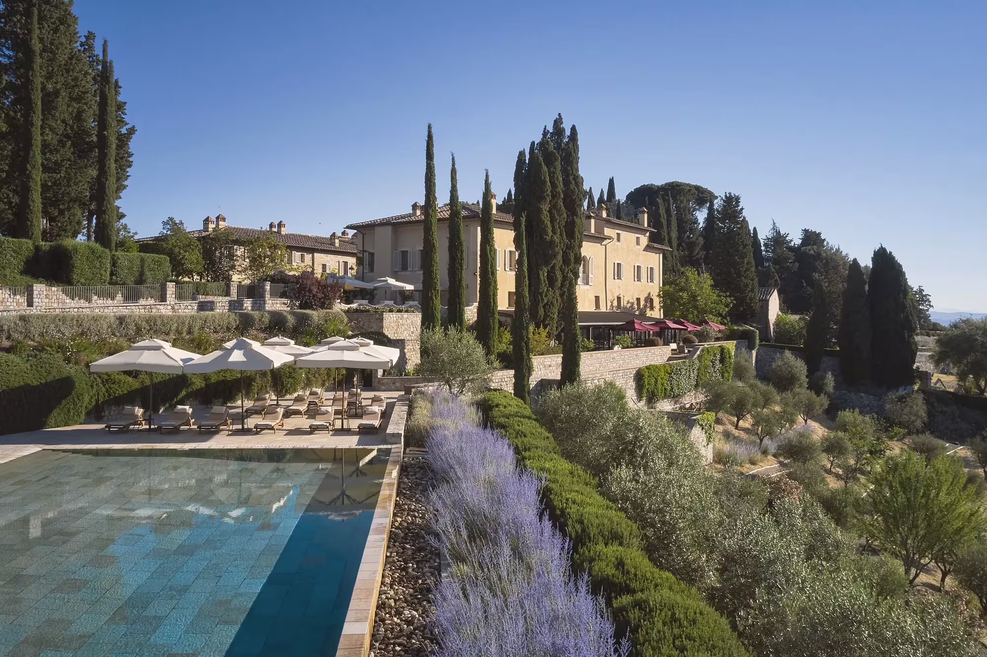Der Borgo von Castiglion del Bosco über den Hügeln des Val d'Orcia