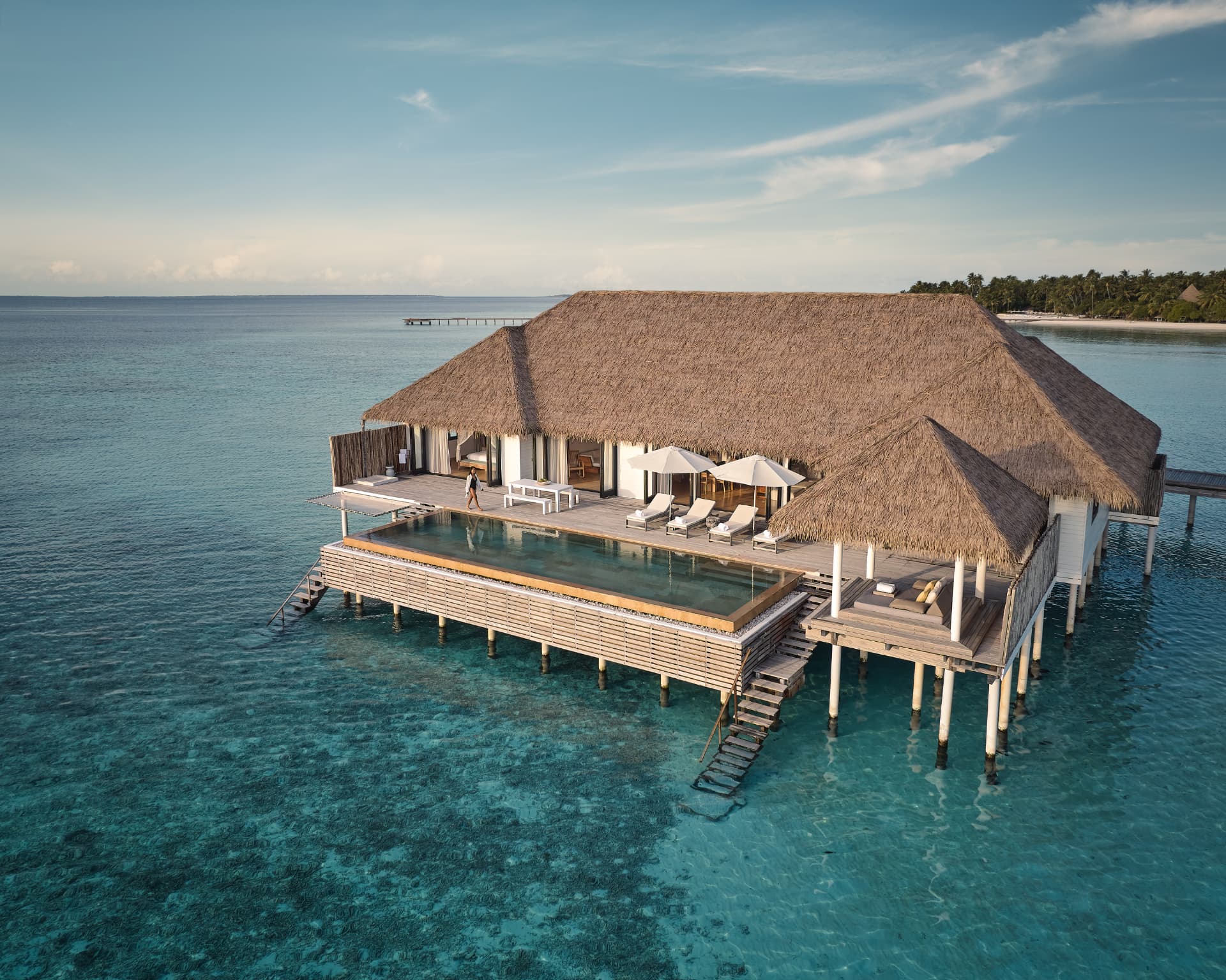 Wasservilla mit privatem Pool und Reetdach über der Lagune
