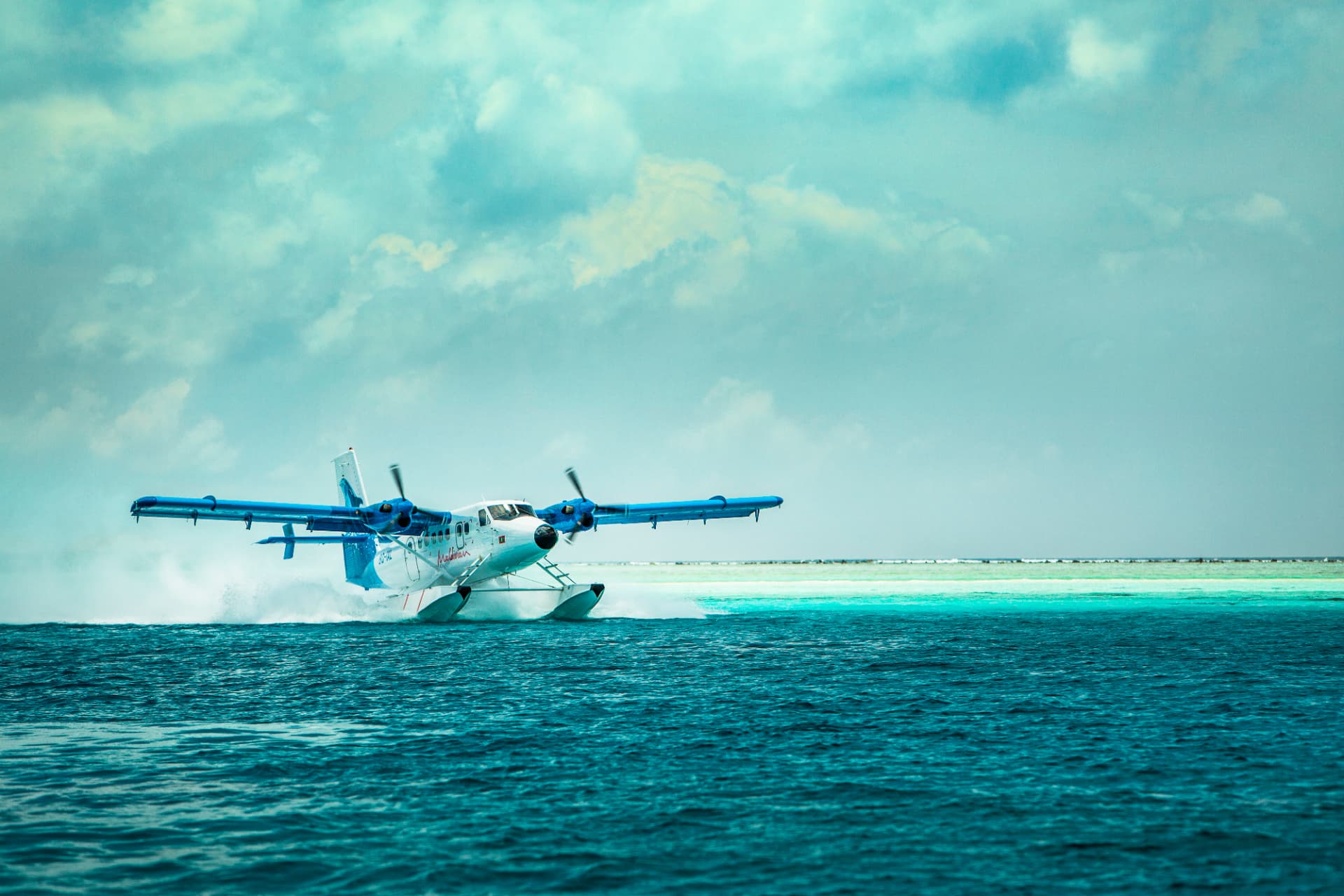 Wasserflugzeug bei der Landung vor dem Riff