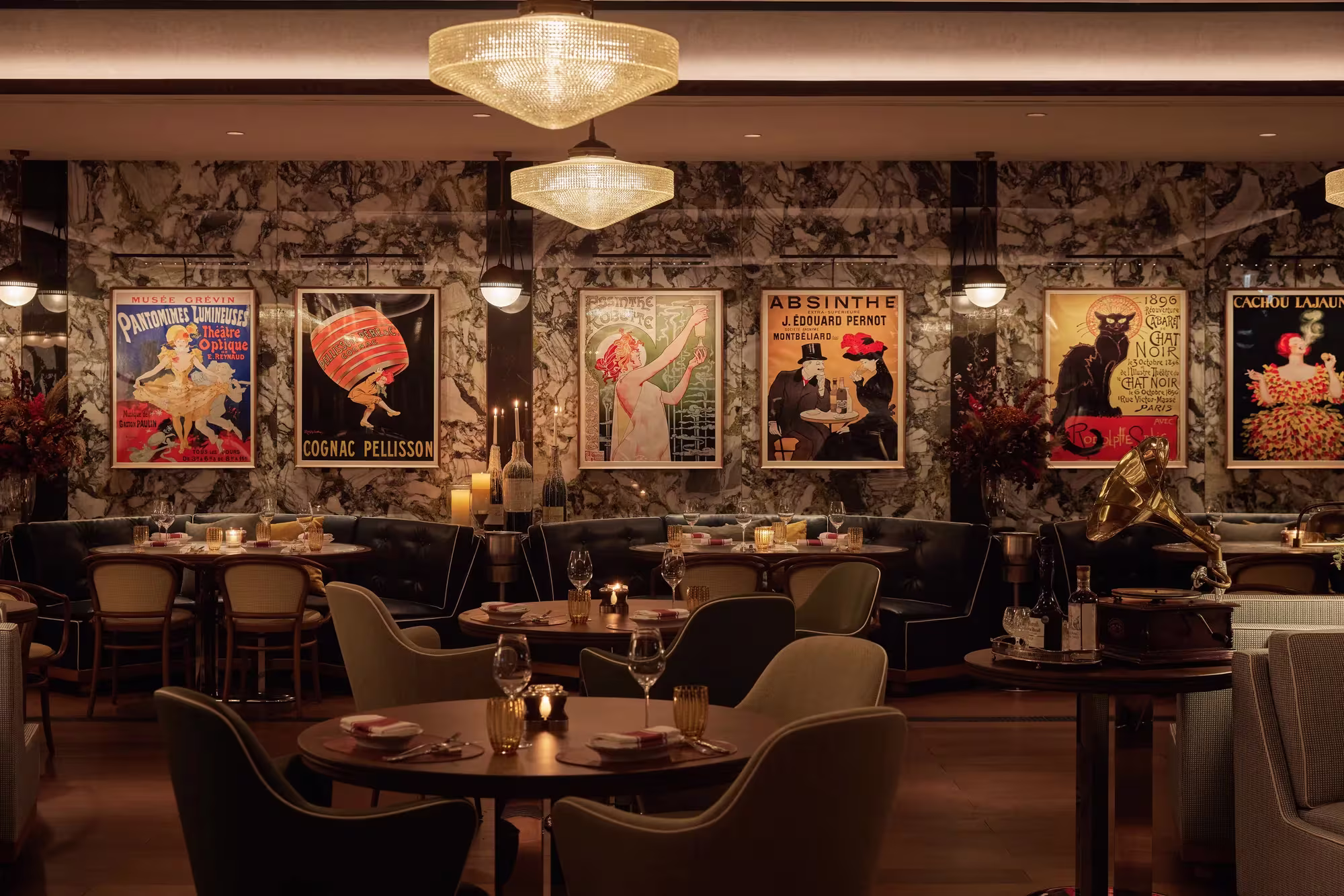 Das Marmo Bistro im Rosewood Hong Kong mit Marmortischen, gepolsterten Bänken und weichem Tageslicht
