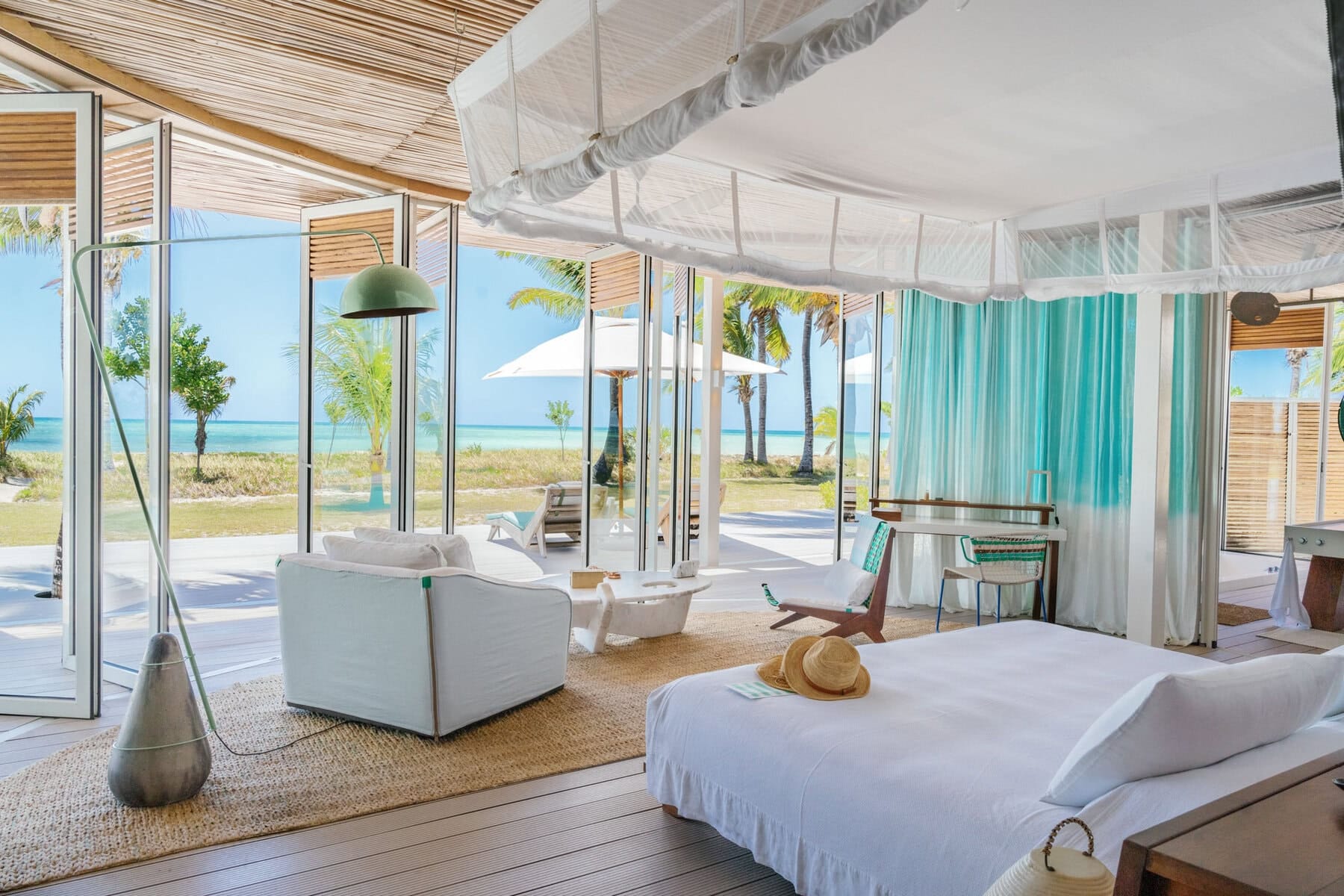 Villa am Strand mit Holzdeck und eigenem Pool