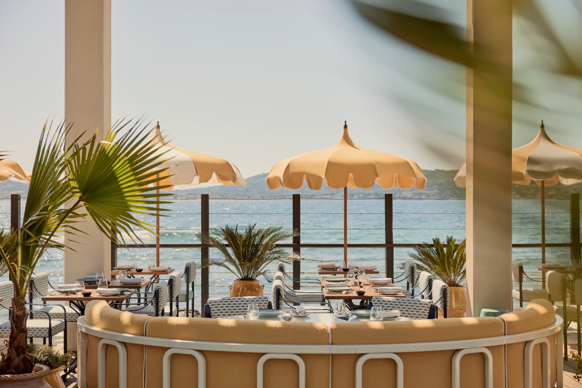 Restaurant Beauvallon Sur Mer mit gewellten Schirmen direkt über dem Wasser