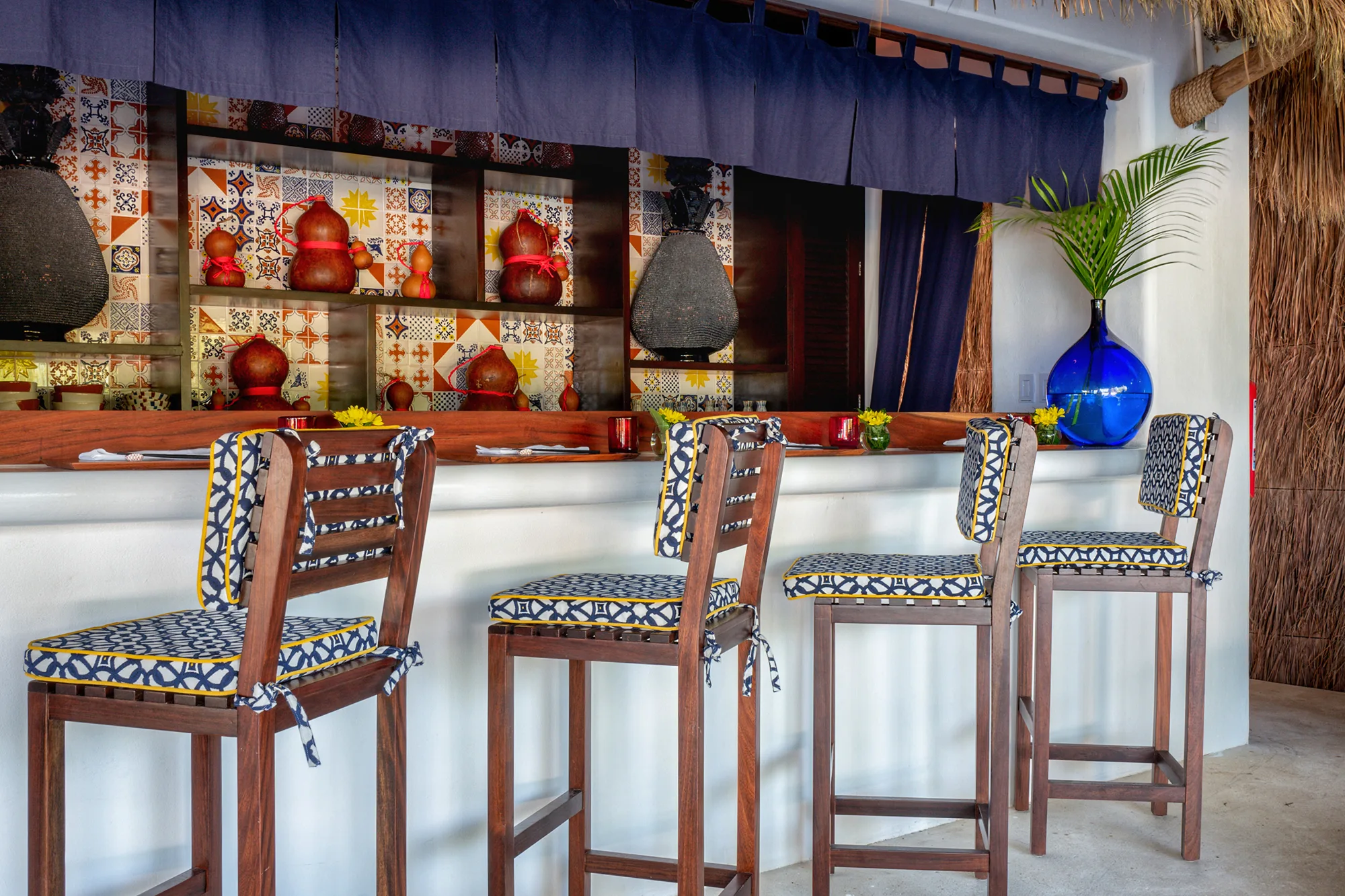 Barbereich des Restaurants Taiyo mit gemusterten Hockern