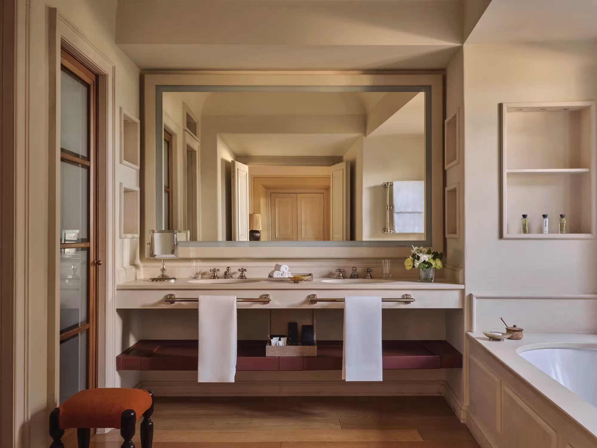 Bad einer Borgo Suite in Castiglion del Bosco mit Steinwaschtisch und gedämpftem Tageslicht