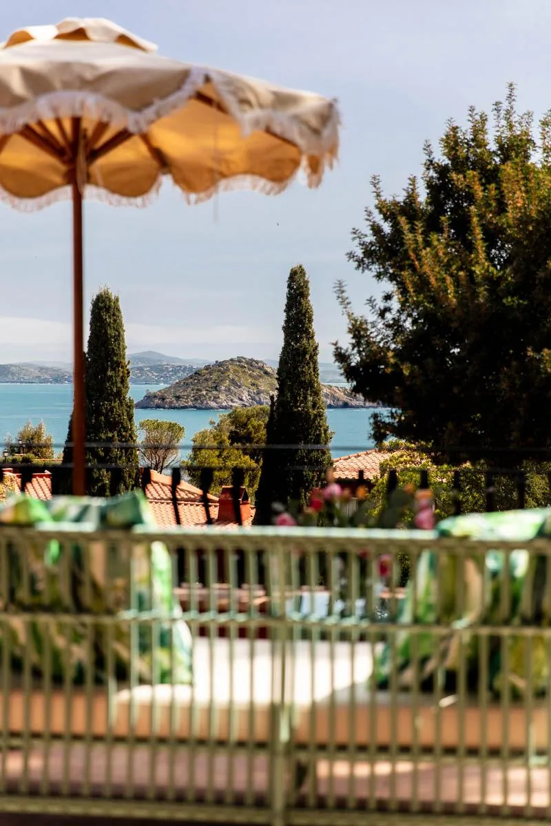 Zimmer im Il Pellicano mit Blick durch die Terrassentür aufs Tyrrhenische Meer