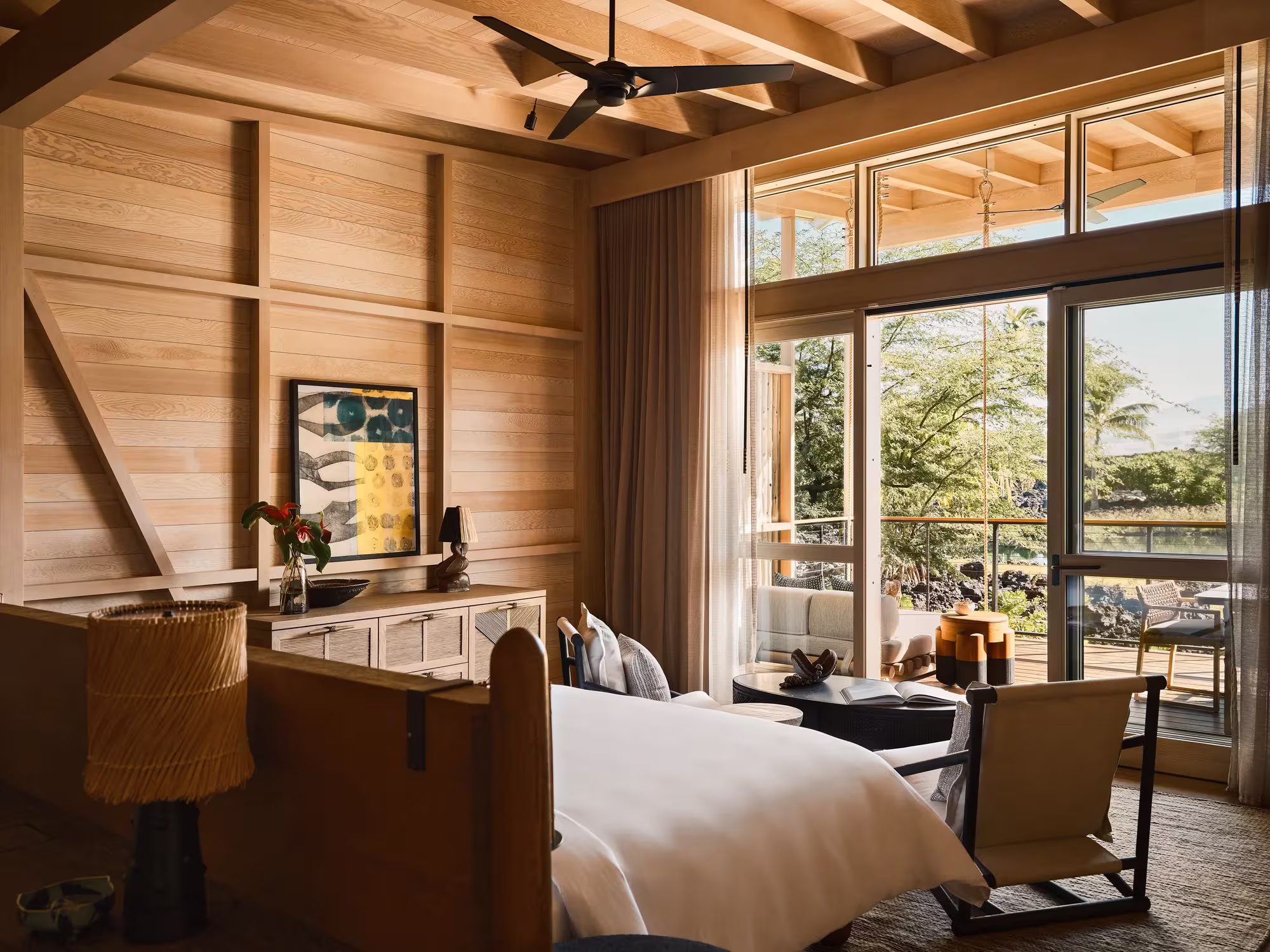 Schlafbereich eines Mountain View Hale im Rosewood Kona Village mit Kingbett unter offenem Holzdach