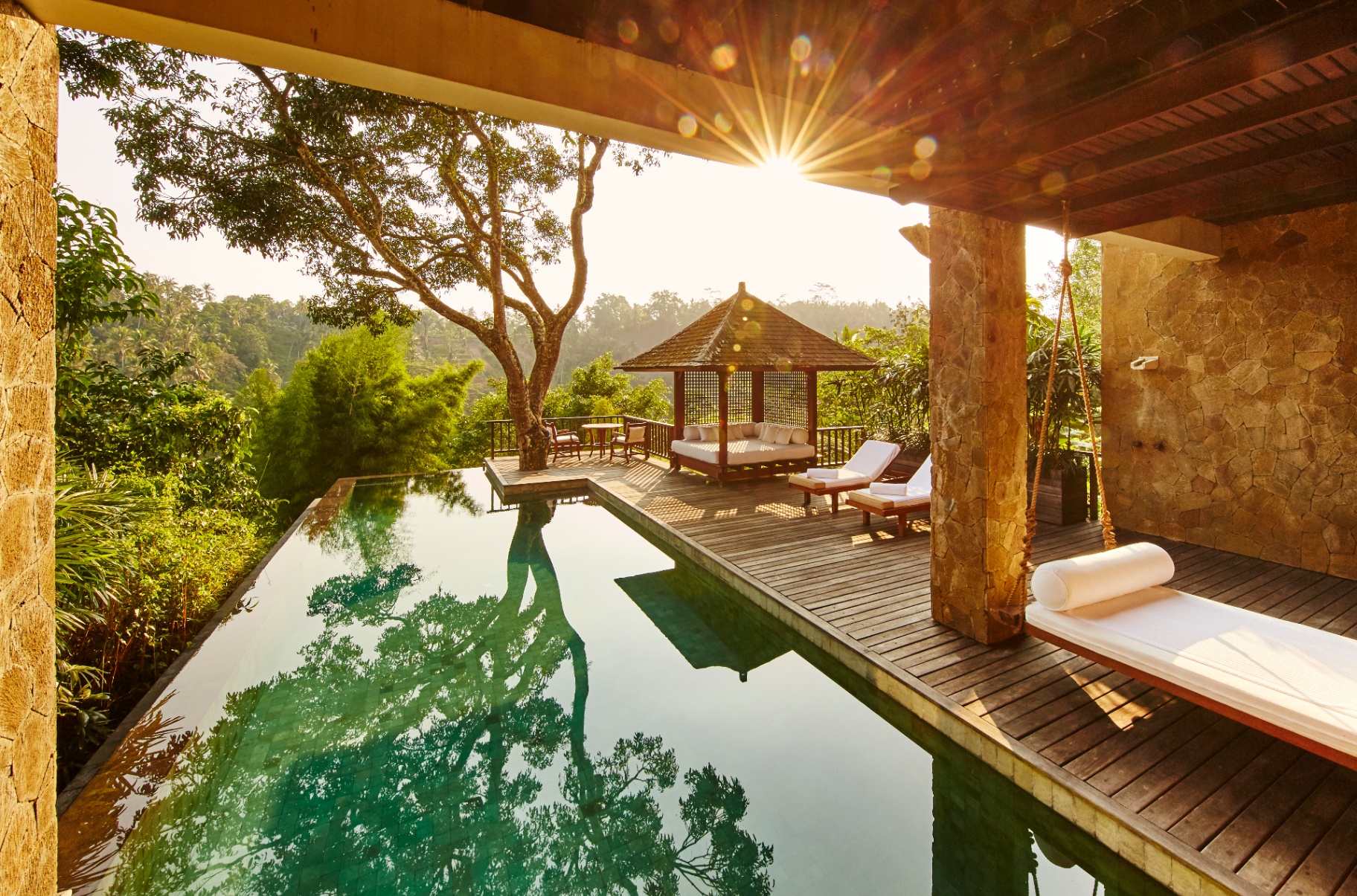 Privater Pool einer One Bedroom Pool Villa mit Bale im Abendlicht