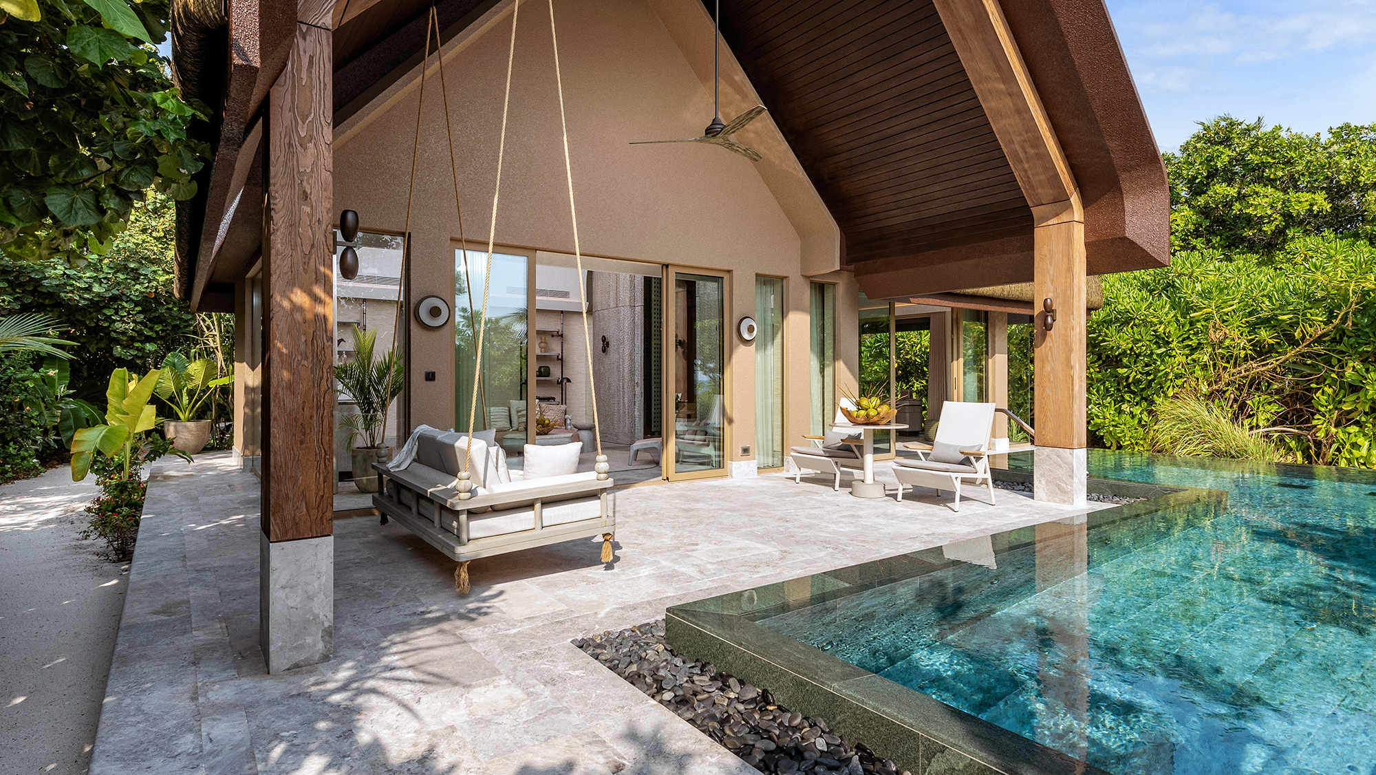 Beach Pool Villa im Grün der Insel