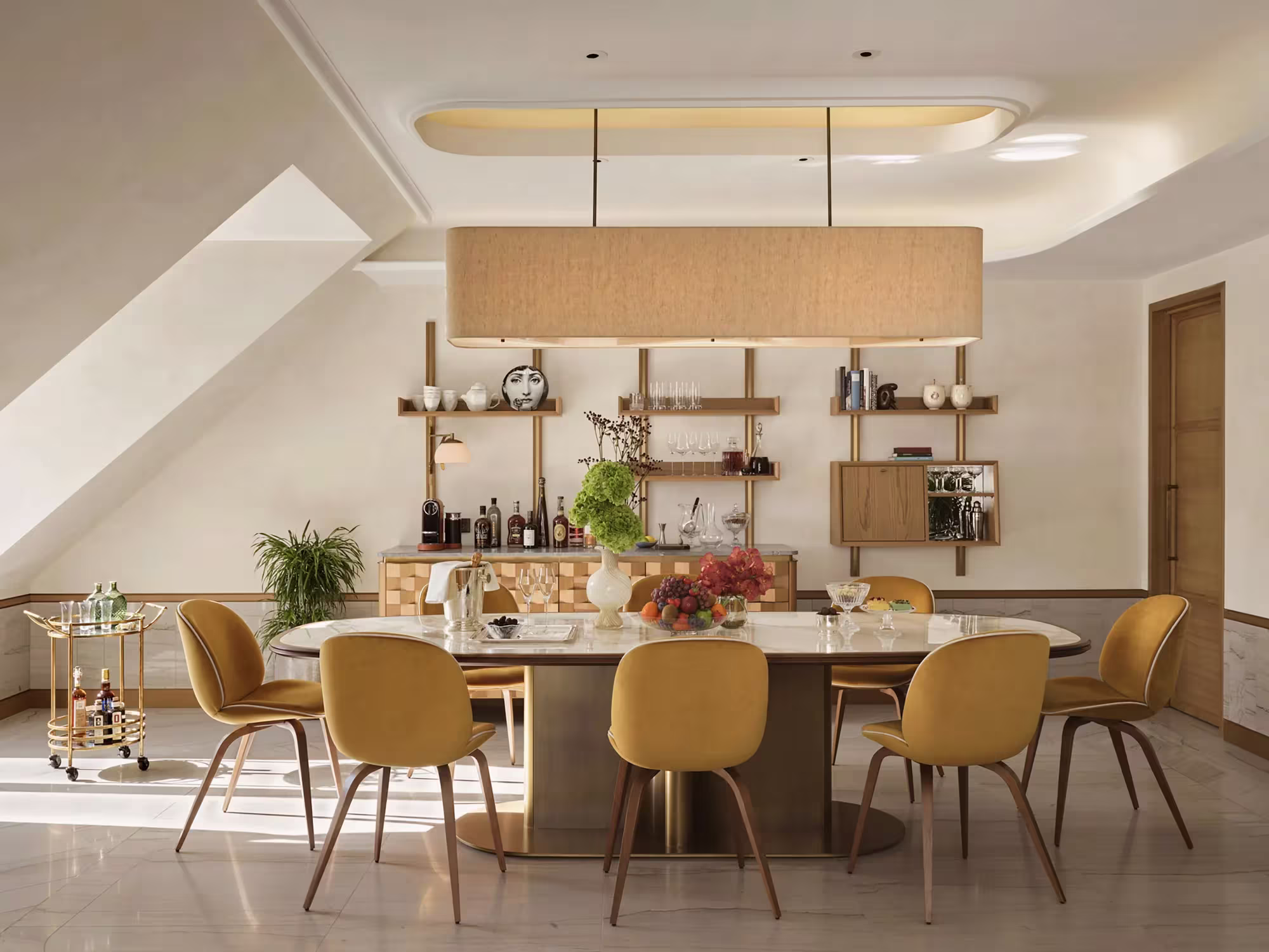 Esstisch im Prinzessin-Augusta-Haus des Rosewood Munich
