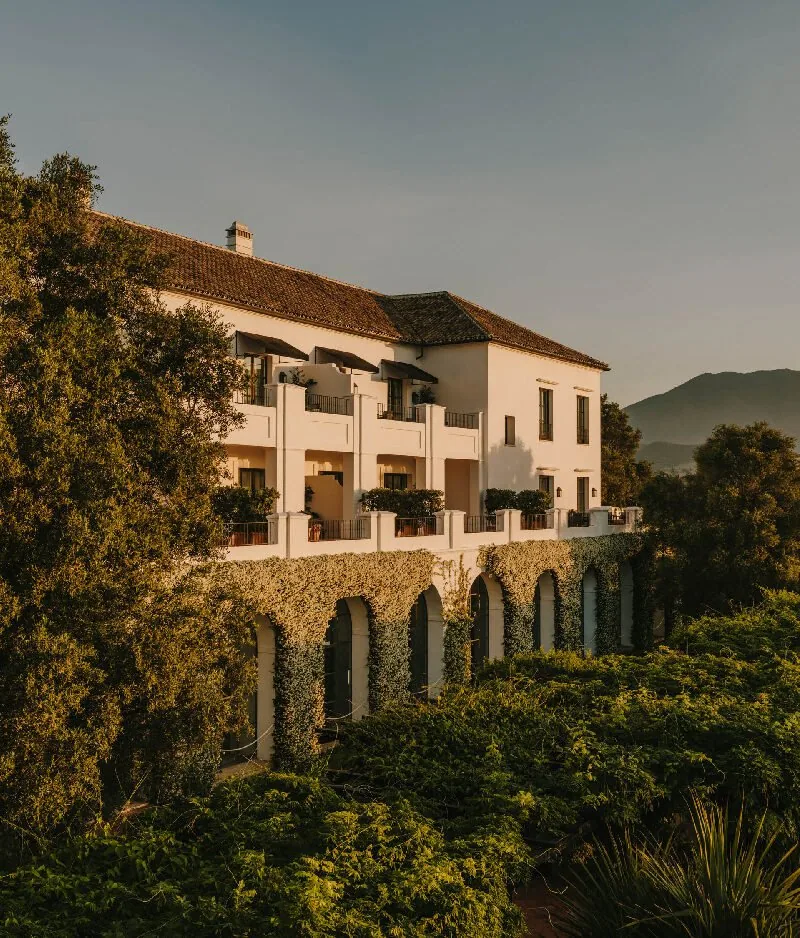 Haupthaus der Finca Cortesin zwischen Olivenbäumen und Bougainvillea