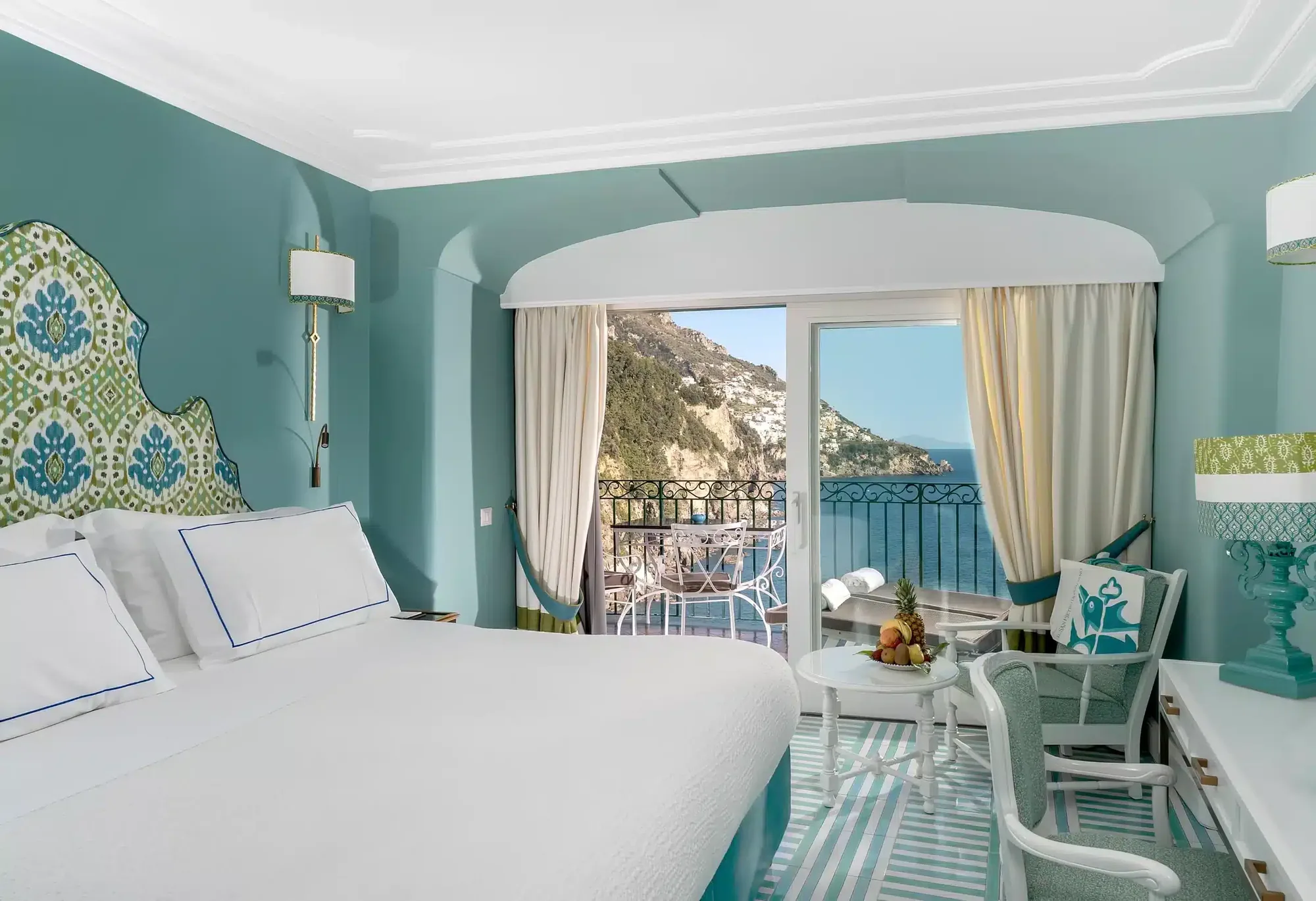 Zimmer mit türkiser Wand, Majolikafliesen und Fenster zum Meer