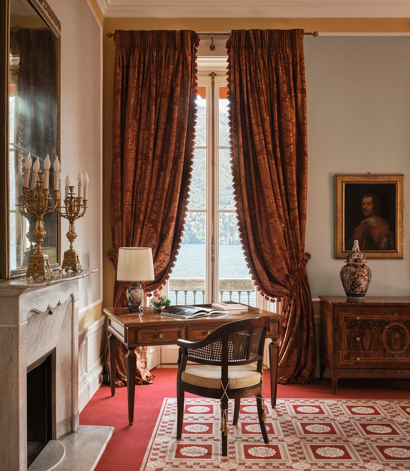 Schlafzimmer einer Suite in der Villa d'Este mit Baldachin, Seide und Seeblick