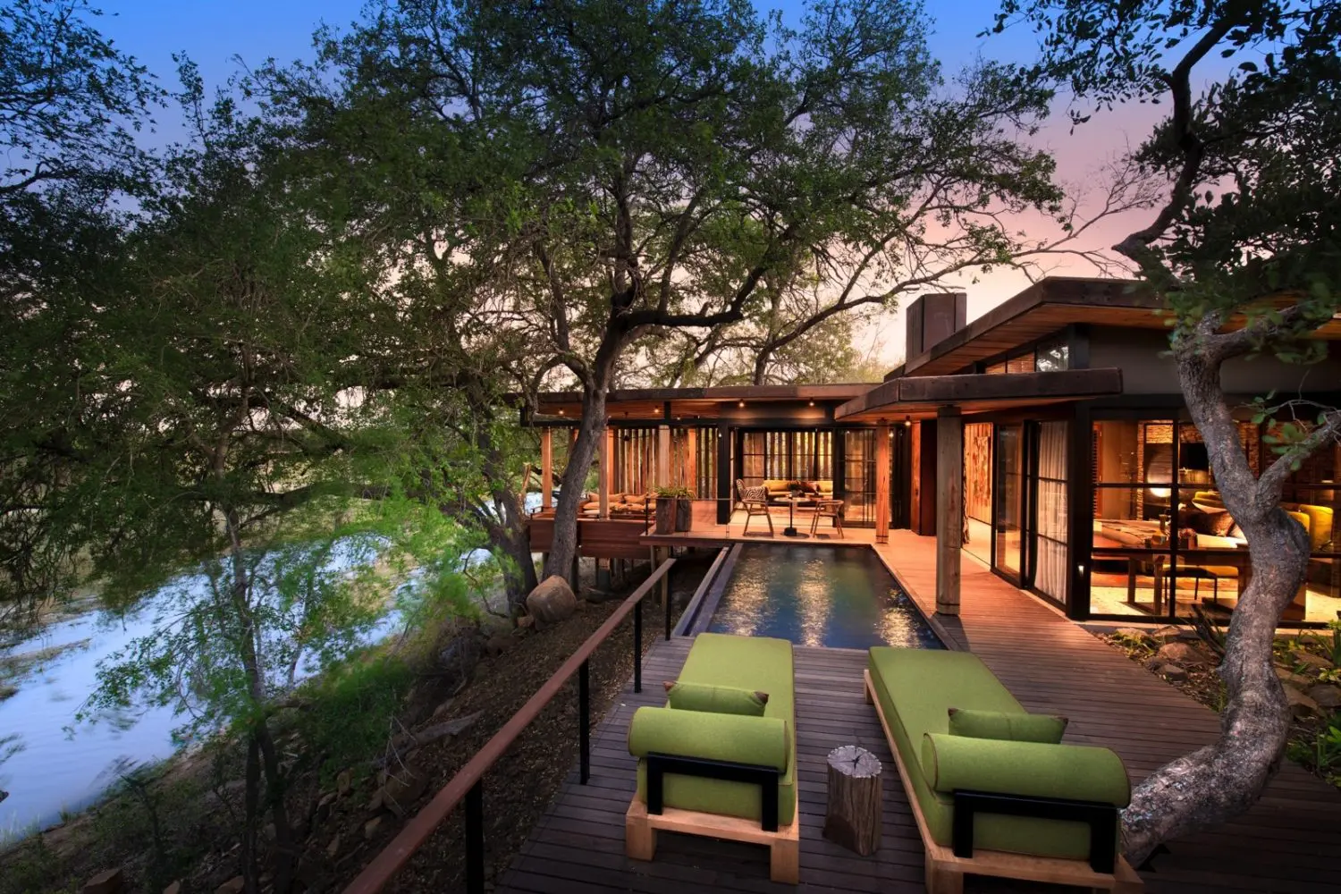 Suite der Tengile River Lodge mit privatem Pool über dem Sand River in der Dämmerung