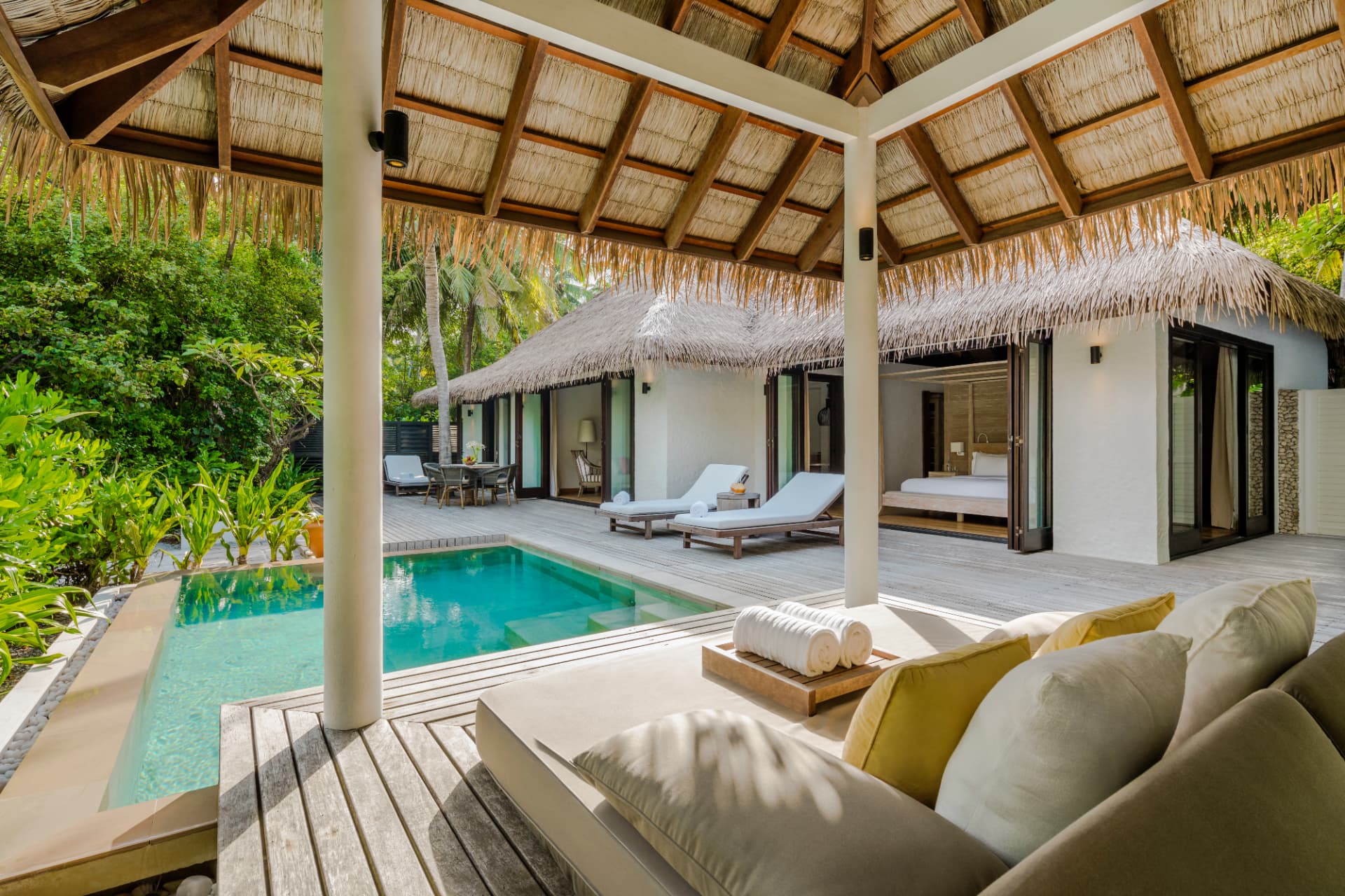 Two Bedroom Beach Villa mit privatem Pool und schattigem Deck