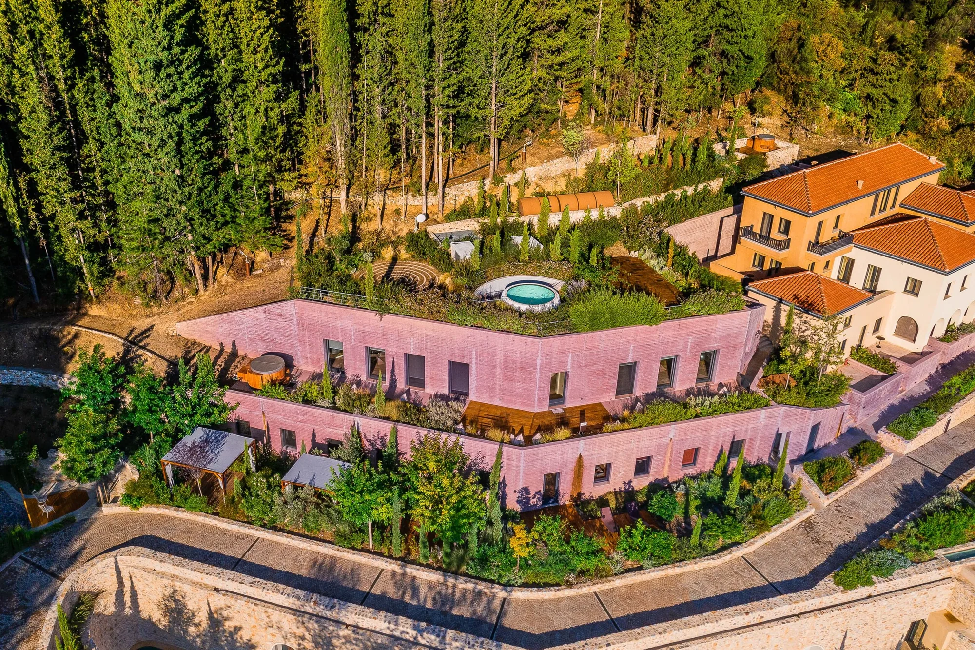 Euphoria Retreat am Hang unterhalb von Mystras mit Pool und Zypressen