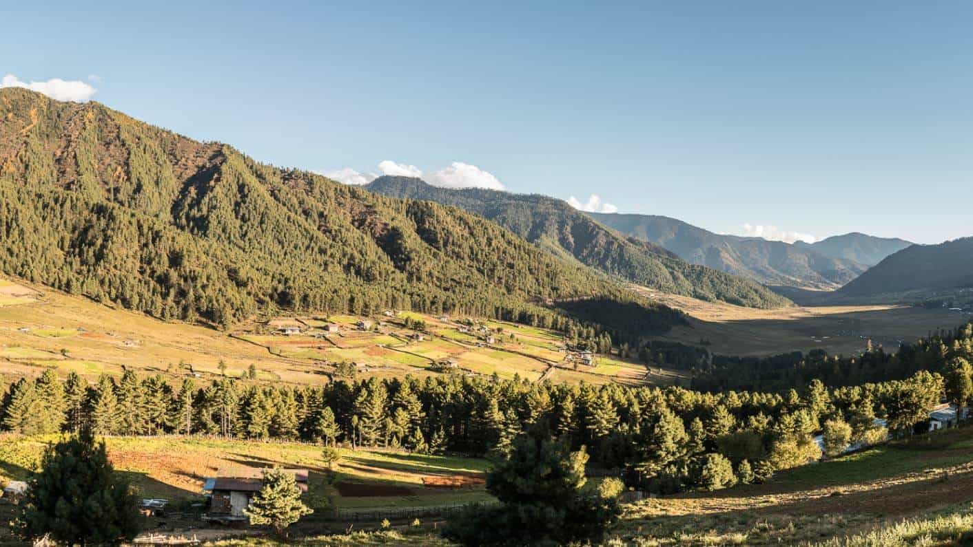 Weiter Blick von der Lodge über Wiesen und Berge
