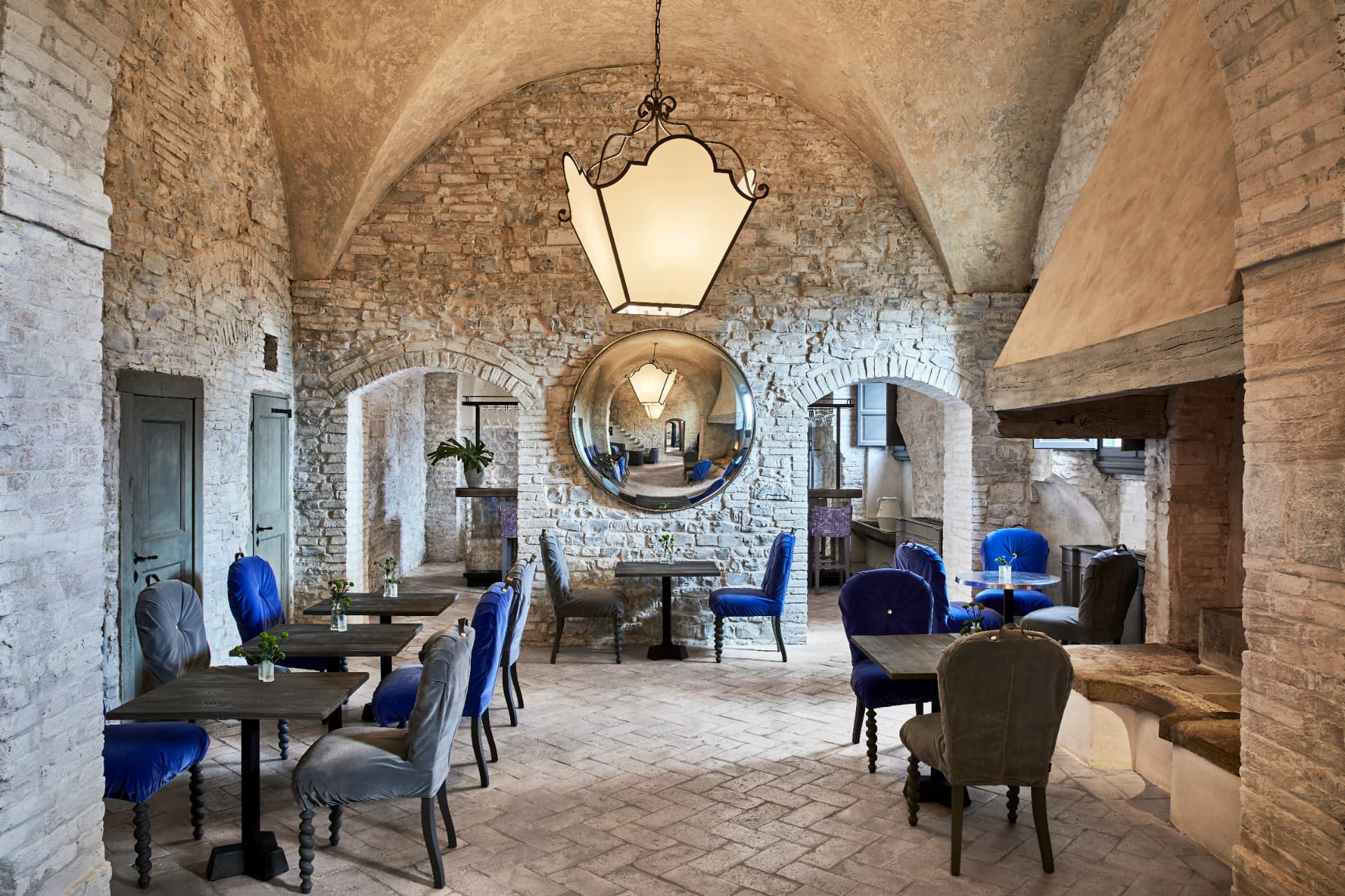 La Taverna: Gewölbesaal aus Naturstein mit blauen Samtstühlen