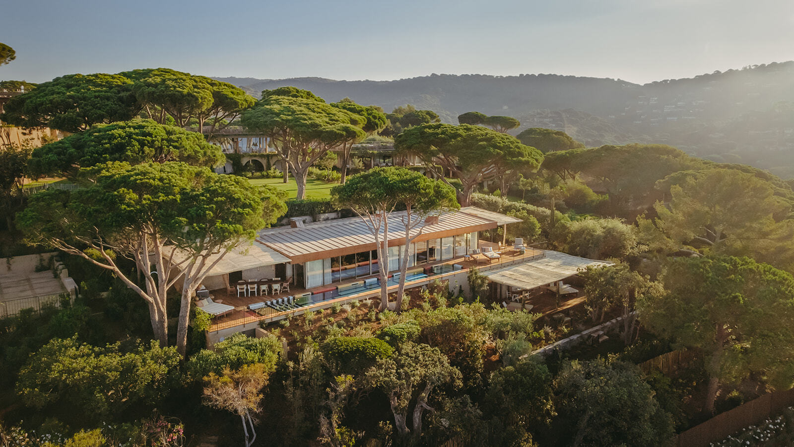 Die Villa im Pinienwald über der Bucht von Gigaro aus der Luft