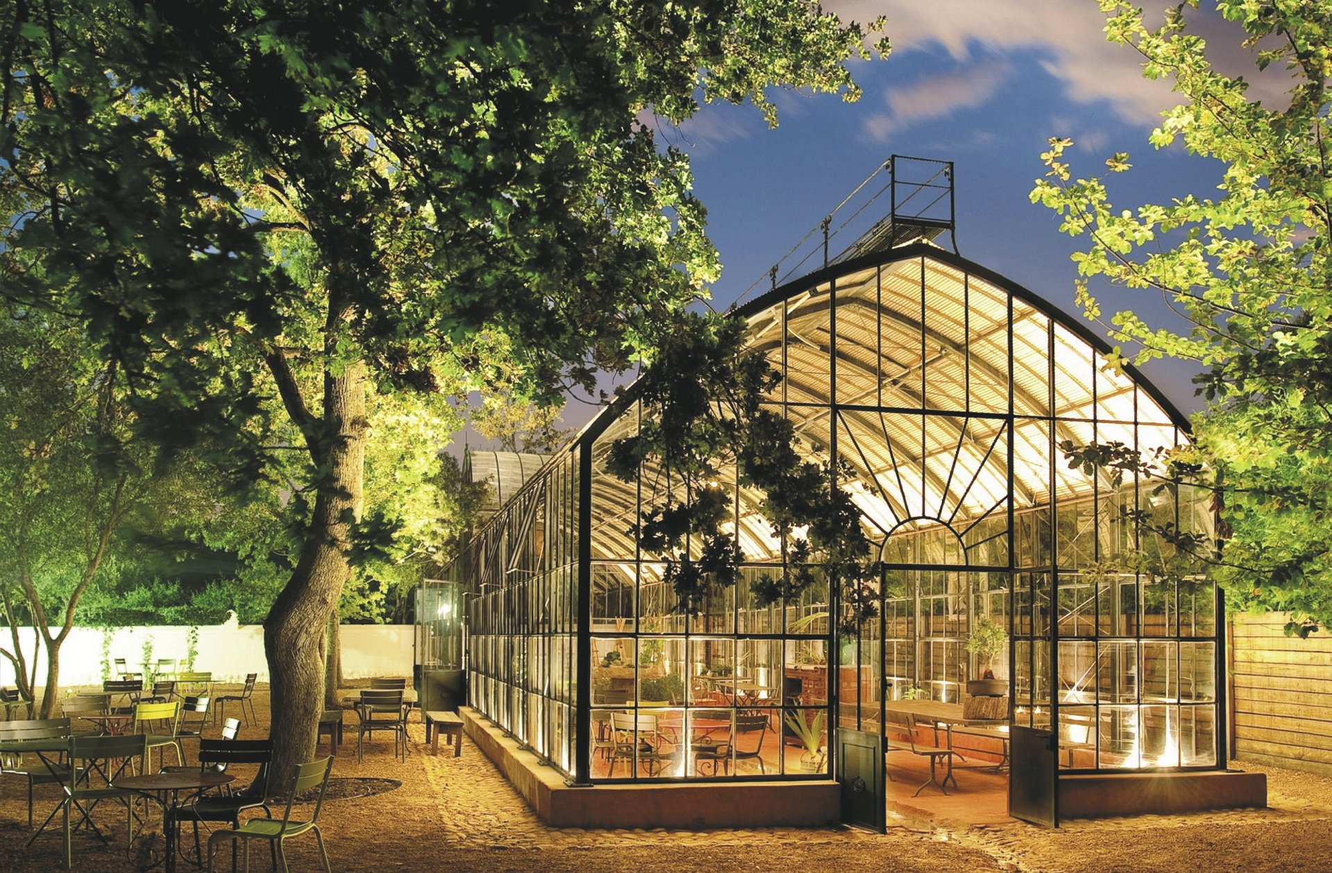 Beleuchtetes Gewächshaus im Garten am Abend