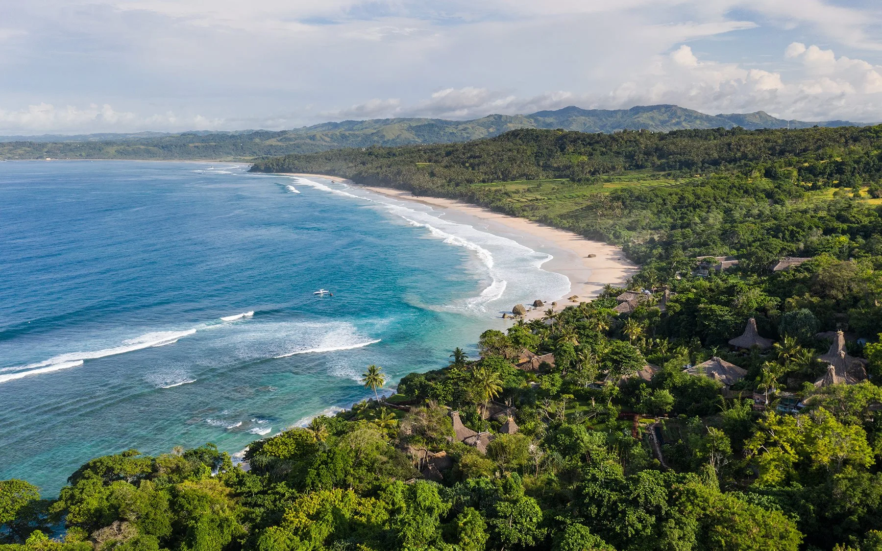 Küste von NIHI Sumba aus der Luft mit Bucht, Riff und Dschungel