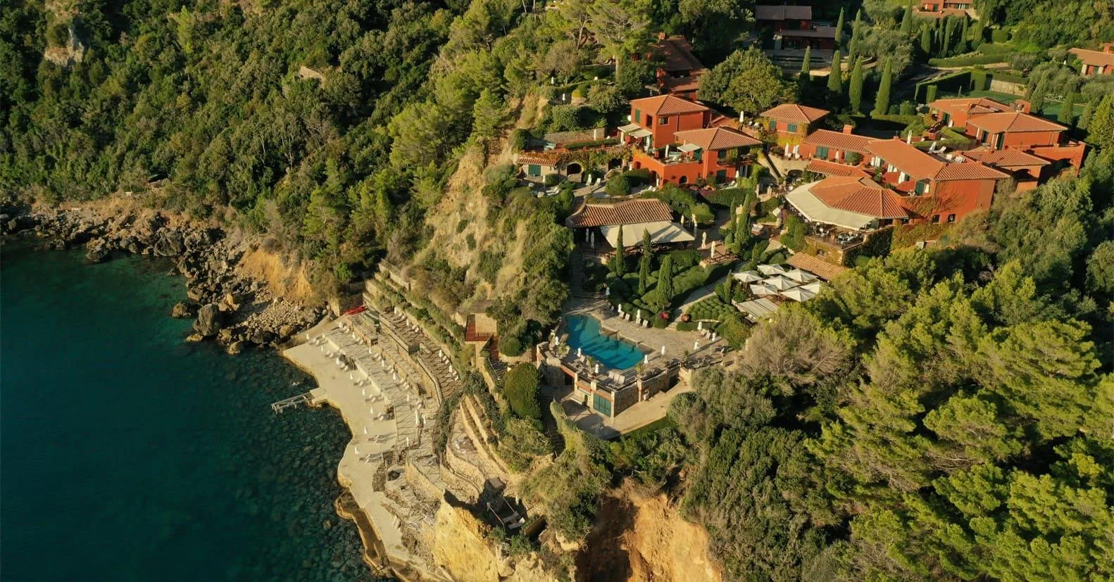 Il Pellicano an der Felsküste des Monte Argentario, von oben gesehen