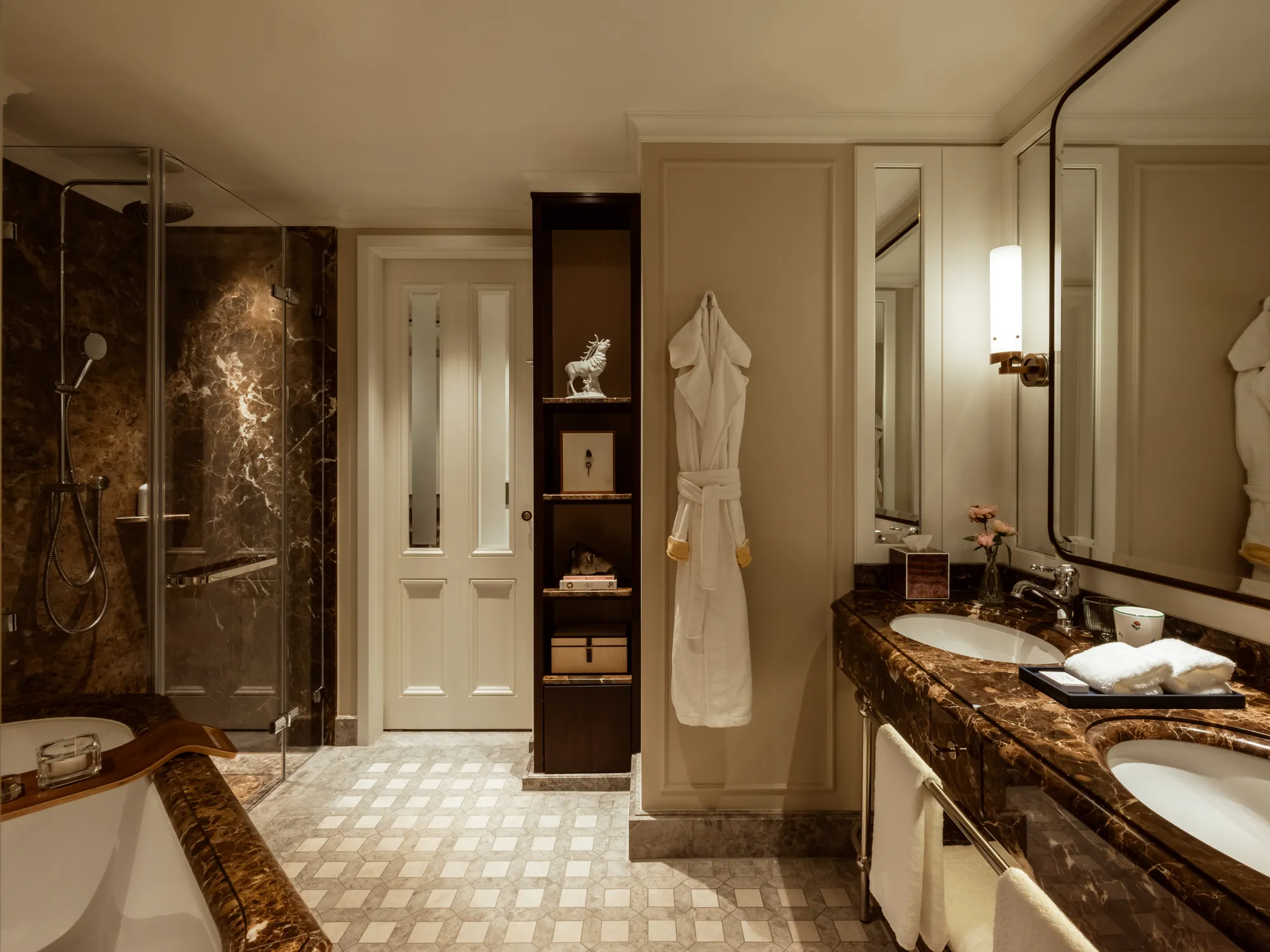 Bad einer Junior Suite mit Seeblick im Rosewood Schloss Fuschl: dunkler Marmor, Doppelwaschtisch und Regendusche