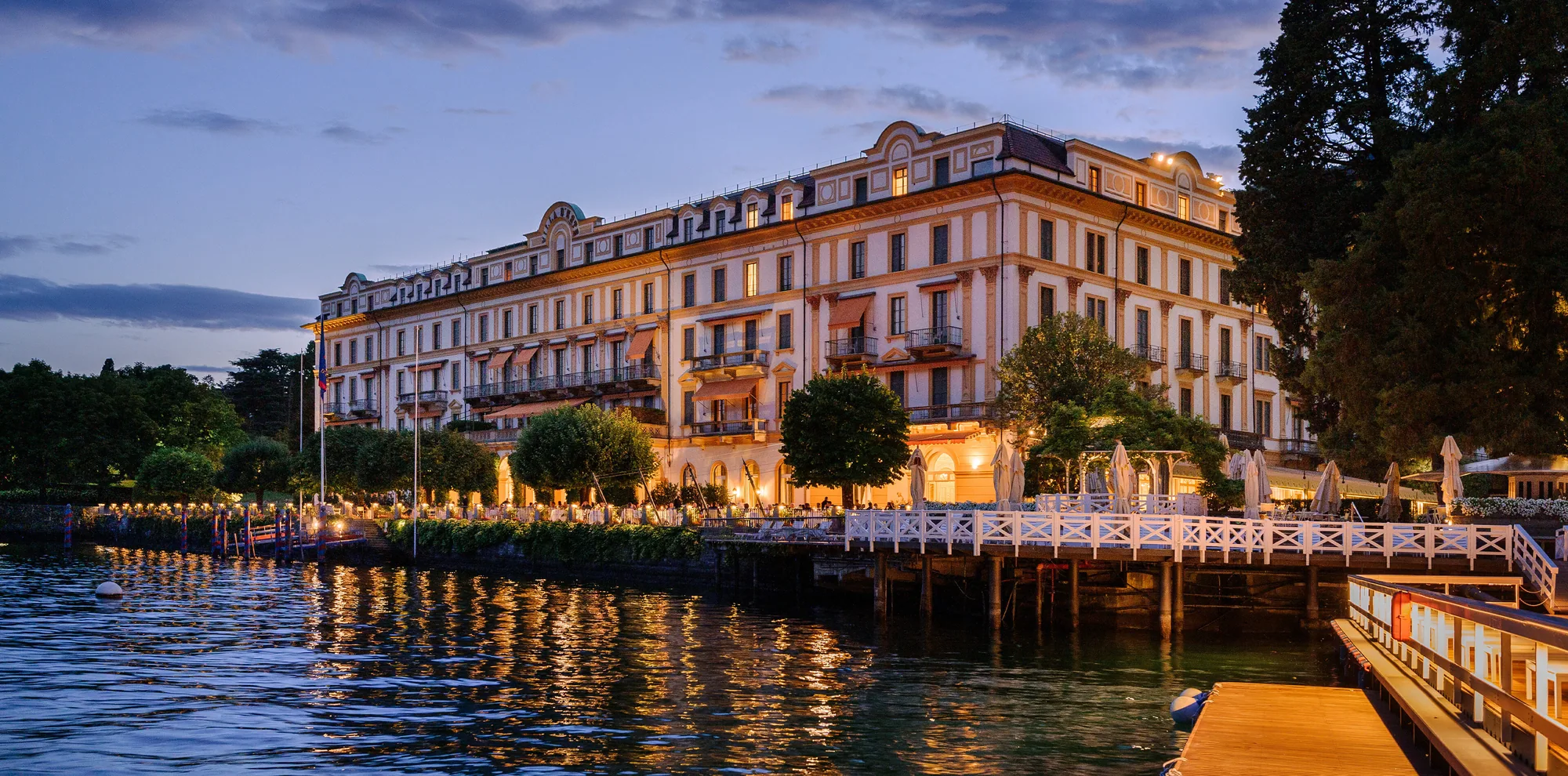 Park der Villa d'Este mit Mosaikbrunnen, Zypressen und Blick zum See