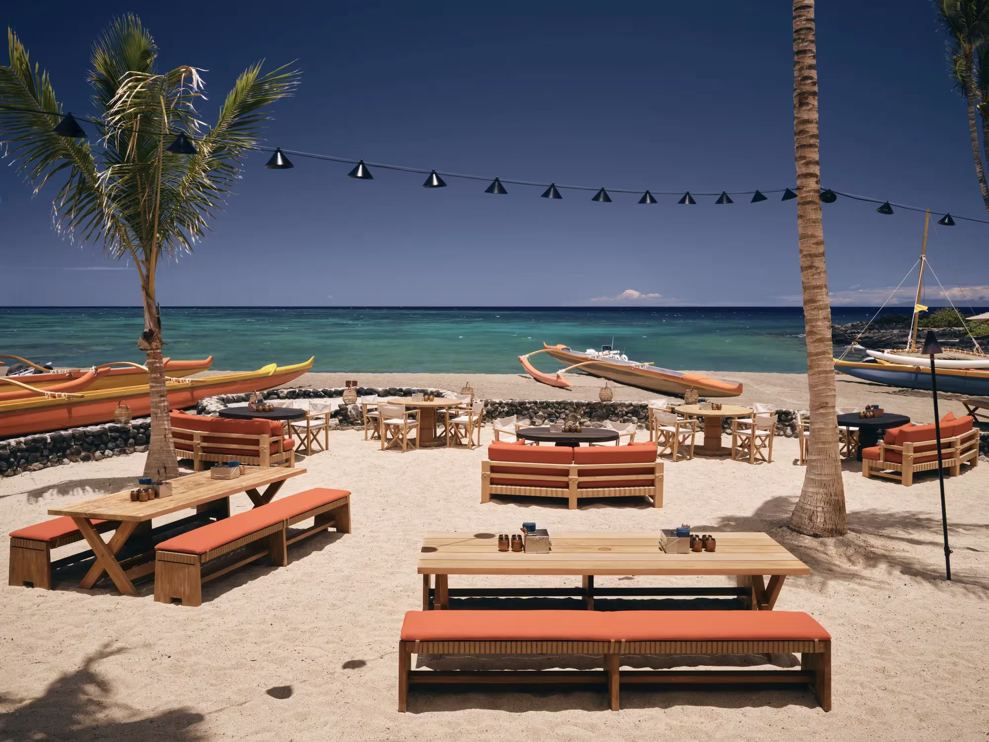 Abendlicher Tisch im Kahuwai Cookhouse des Rosewood Kona Village
