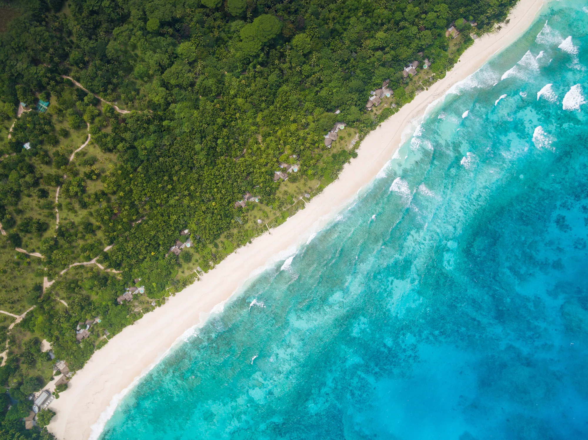 Luftbild der Villen von North Island zwischen Granitfelsen und Strand