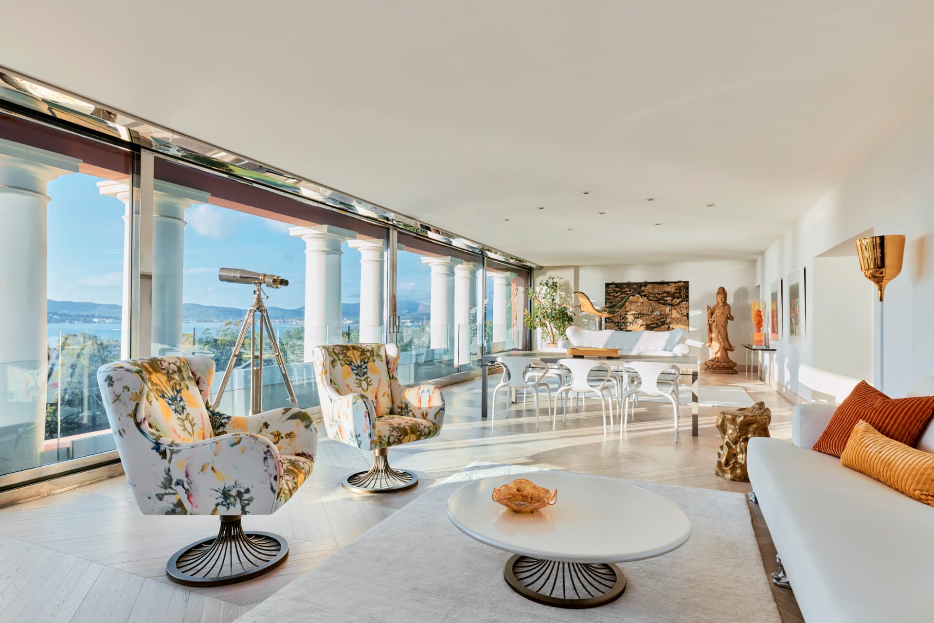 Wohnraum der COMO Suite mit Fernrohr und Panoramafenstern zur Bucht