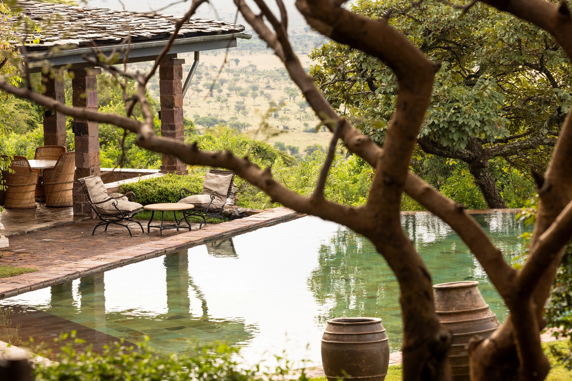 Pool der Sasakwa Lodge an der Hügelkante über der Serengeti-Ebene